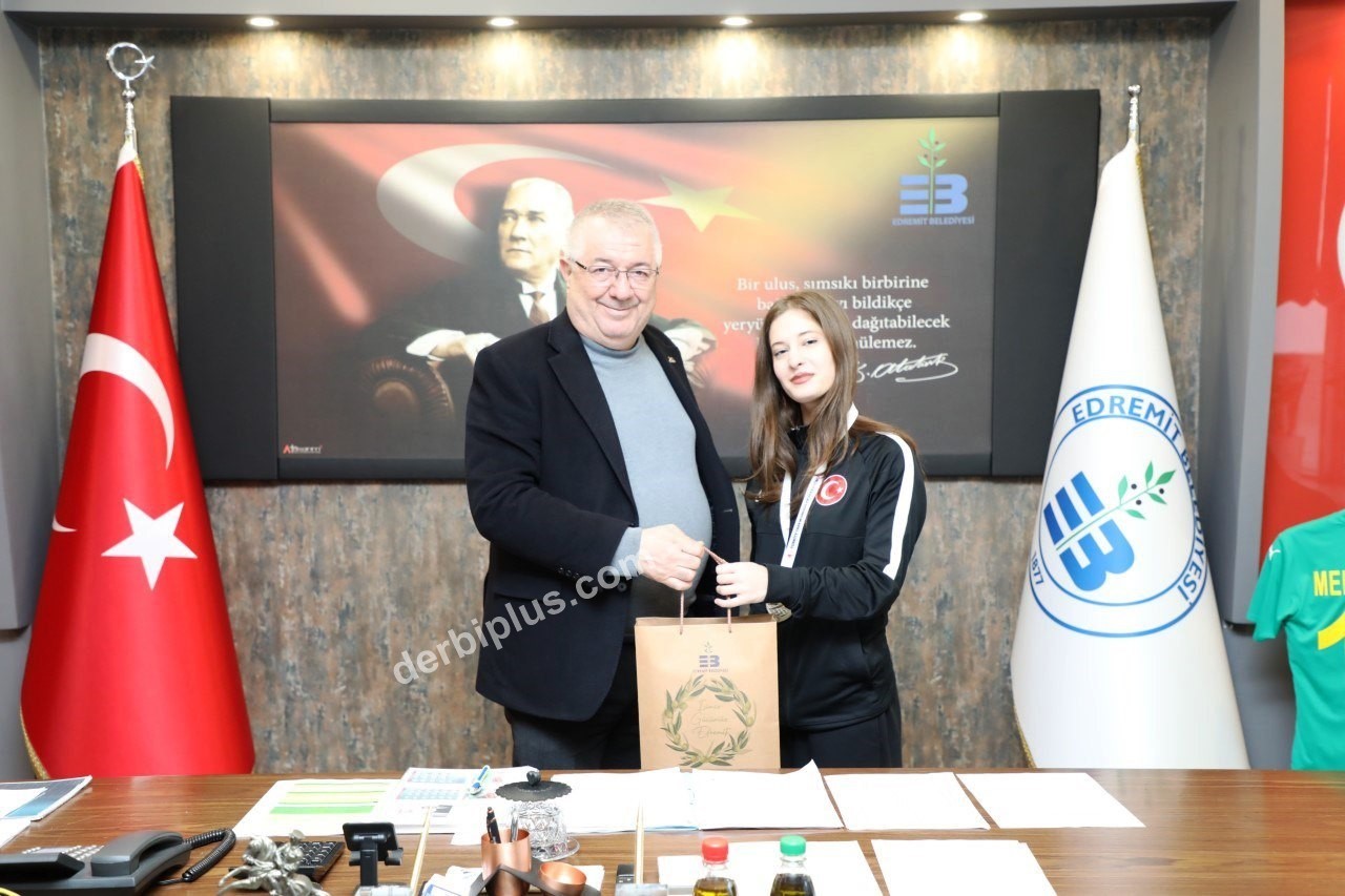 GENÇ YAŞINA RAĞMEN ULUSAL VE ULUSLARARASI ARENADA ELDE ETTİĞİ ŞAMPİYONLUKLARLA ADINDAN SÖZ ETTİREN, 6 TÜRKİYE ŞAMPİYONLUĞU, 1 AVRUPA ŞAMPİYONLUĞU VE DÜNYA BAŞKANLIK KUPASI ŞAMPİYONLUĞU BAŞTA OLMAK ÜZERE BİRÇOK ÖNEMLİ DERECEYE İMZA ATAN EDREMİT’İN GURURU MİLLİ SPORCU ECRİN YANIT, BAŞARILARINA BİR YENİSİNİ DAHA EKLEDİ.