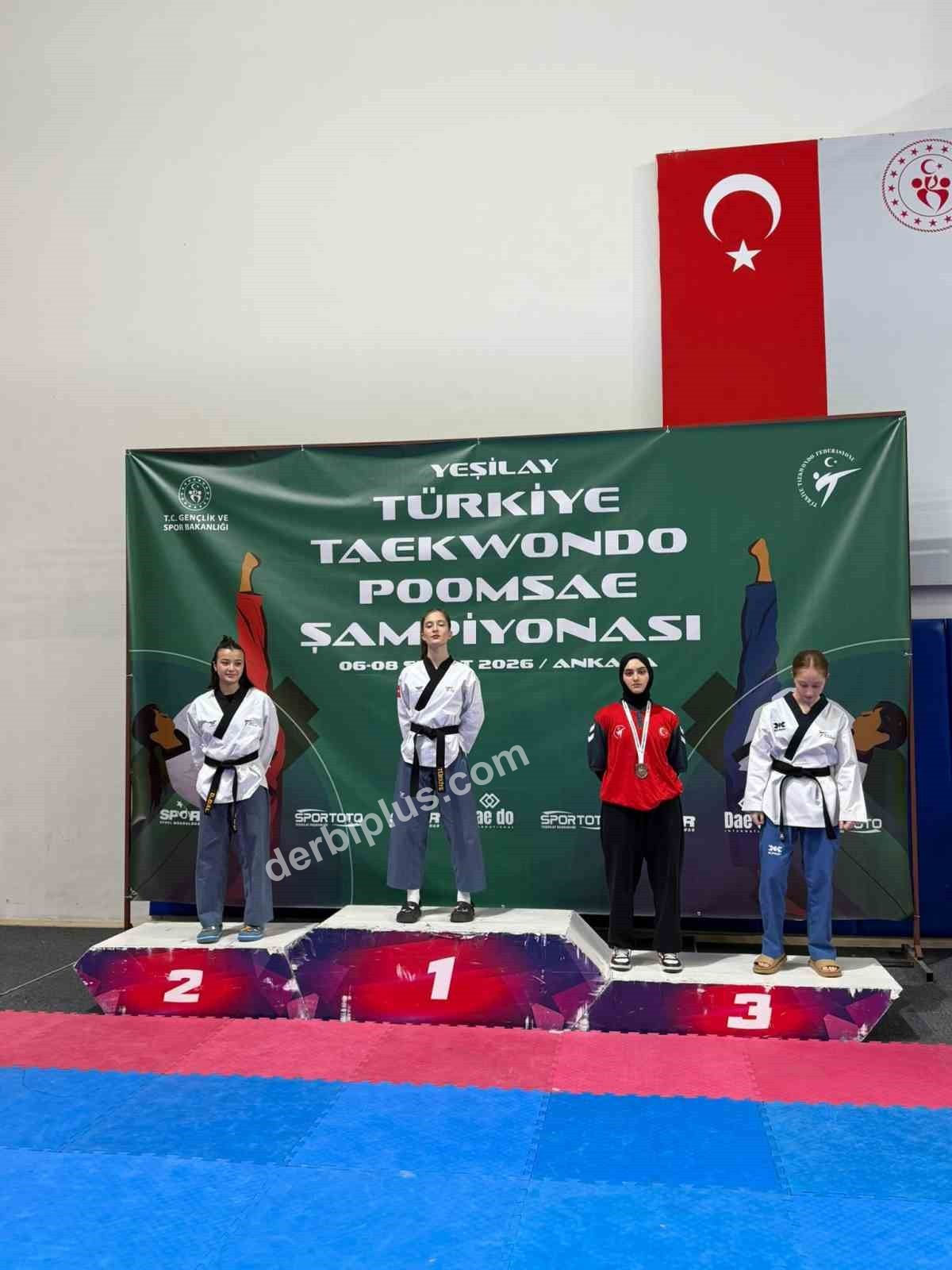 GENÇ YAŞINA RAĞMEN ULUSAL VE ULUSLARARASI ARENADA ELDE ETTİĞİ ŞAMPİYONLUKLARLA ADINDAN SÖZ ETTİREN, 6 TÜRKİYE ŞAMPİYONLUĞU, 1 AVRUPA ŞAMPİYONLUĞU VE DÜNYA BAŞKANLIK KUPASI ŞAMPİYONLUĞU BAŞTA OLMAK ÜZERE BİRÇOK ÖNEMLİ DERECEYE İMZA ATAN EDREMİT’İN GURURU MİLLİ SPORCU ECRİN YANIT, BAŞARILARINA BİR YENİSİNİ DAHA EKLEDİ.