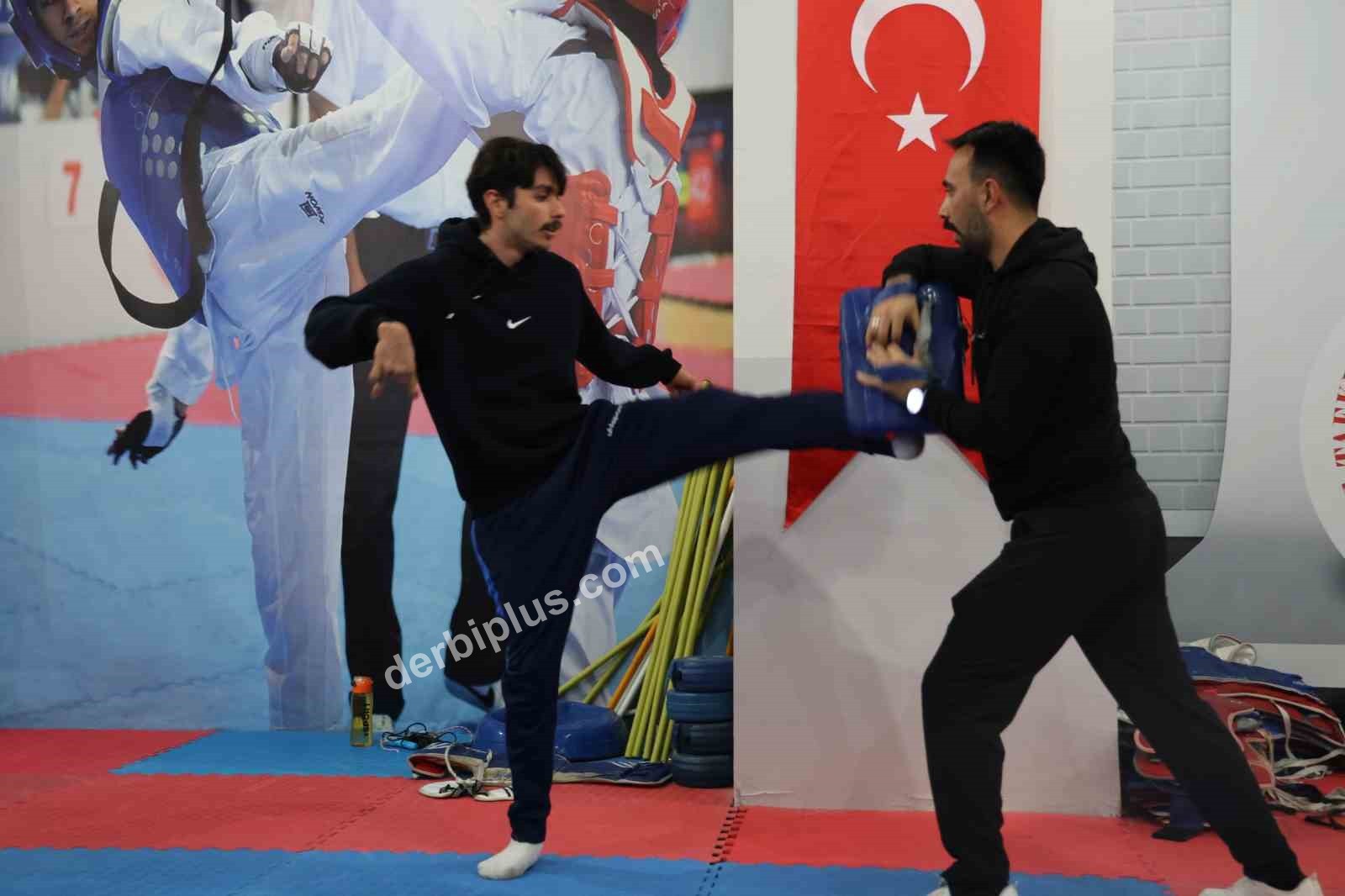 PARA TAEKWONDO POOMSAE TÜRKİYE ŞAMPİYONU OLAN ÖZEL SPORCU FURKAN KAAN ATA (23), ELDE ETTİĞİ BAŞARIYLA HEM ÖZEL SPORCULARA HEM DE GENÇ TAEKWONDOCULARA ÖRNEK OLDU.