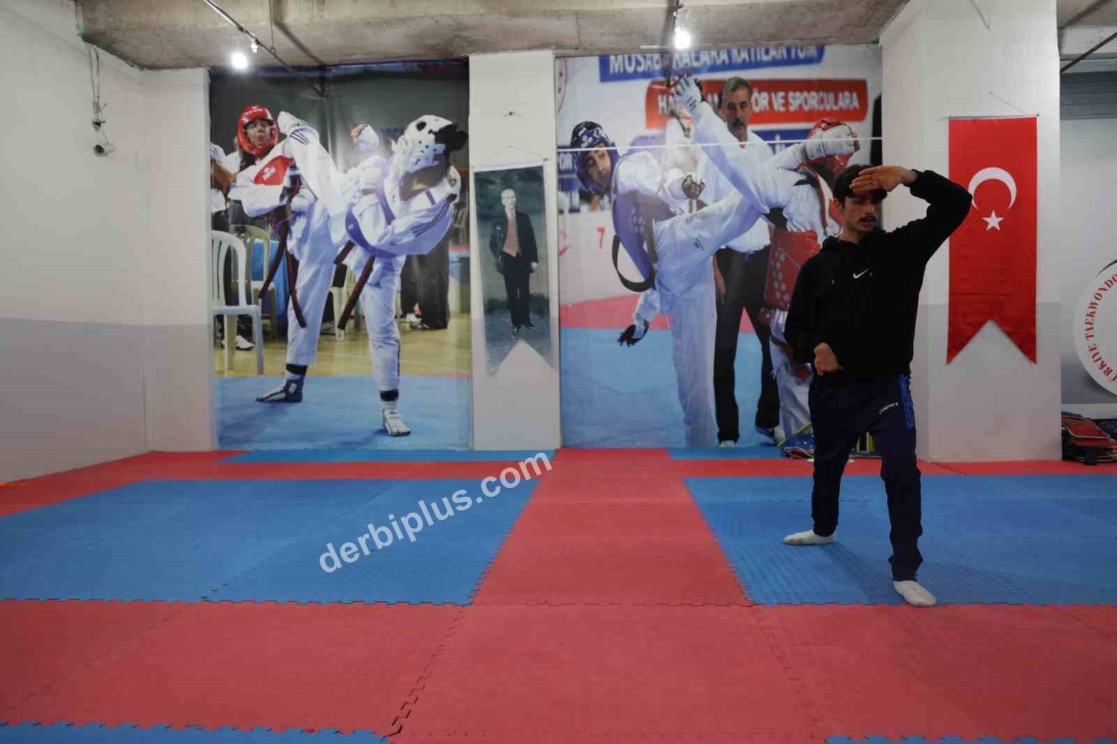 PARA TAEKWONDO POOMSAE TÜRKİYE ŞAMPİYONU OLAN ÖZEL SPORCU FURKAN KAAN ATA (23), ELDE ETTİĞİ BAŞARIYLA HEM ÖZEL SPORCULARA HEM DE GENÇ TAEKWONDOCULARA ÖRNEK OLDU.