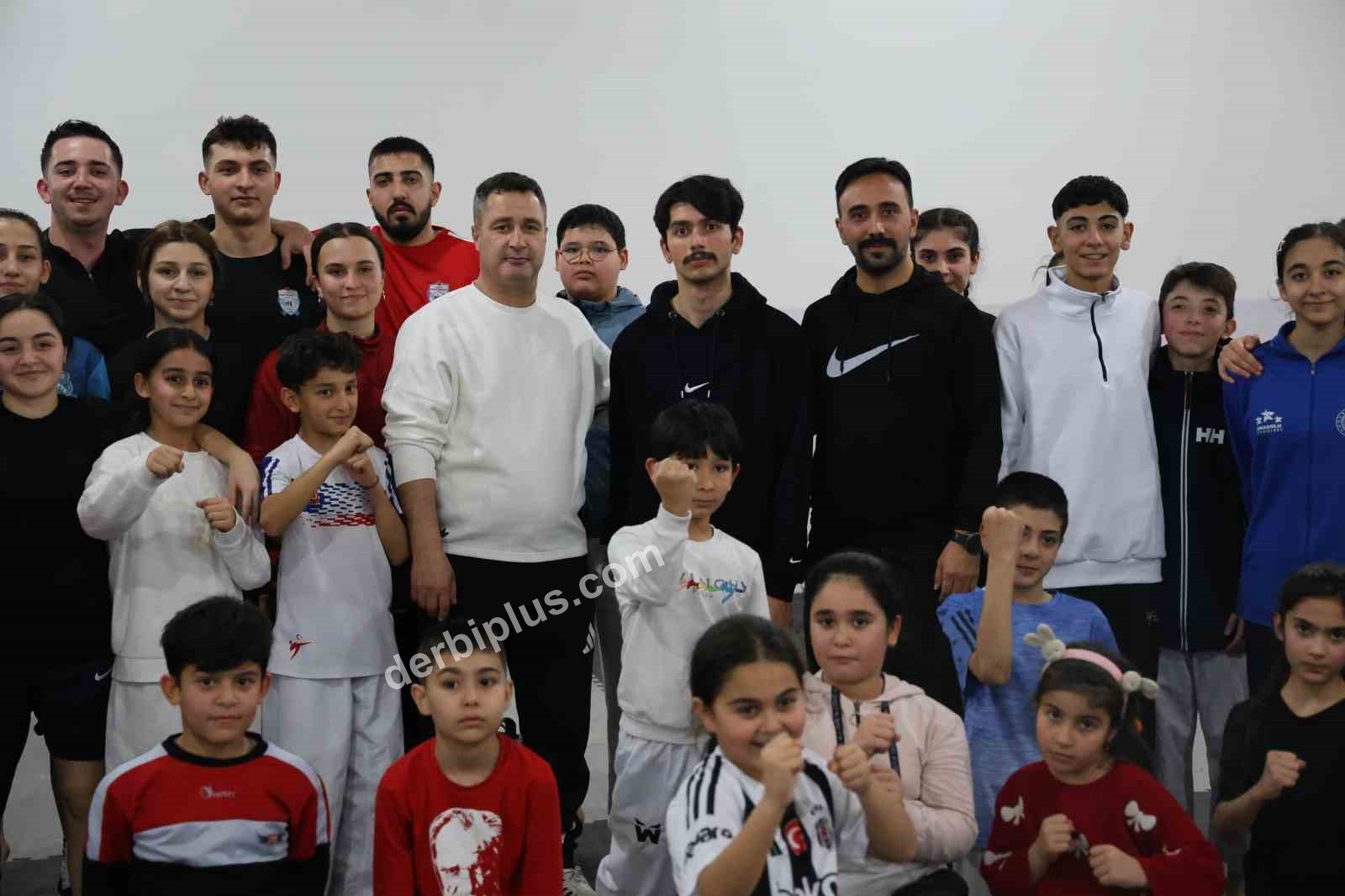 PARA TAEKWONDO POOMSAE TÜRKİYE ŞAMPİYONU OLAN ÖZEL SPORCU FURKAN KAAN ATA (23), ELDE ETTİĞİ BAŞARIYLA HEM ÖZEL SPORCULARA HEM DE GENÇ TAEKWONDOCULARA ÖRNEK OLDU.