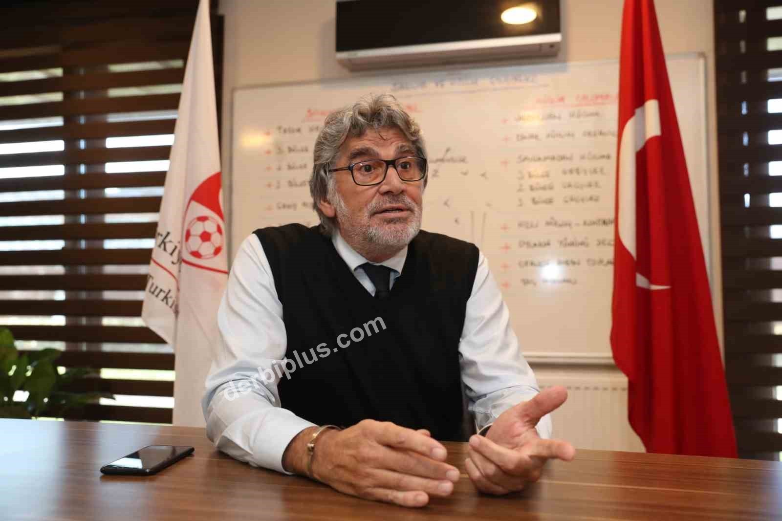 ESKİŞEHİRSPOR FORMASIYLA 1974-75 TÜRKİYE 1. FUTBOL LİGİ SEZONUNDA 14 GOL ATARAK SÜPER LİG GOL KRALI OLAN ÖMER KANER'İN KALP KRİZİ SONUCU VEFAT ETTİĞİ AÇIKLANDI.