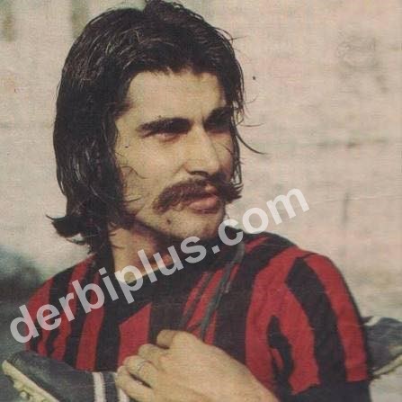 ESKİŞEHİRSPOR FORMASIYLA 1974-75 TÜRKİYE 1. FUTBOL LİGİ SEZONUNDA 14 GOL ATARAK SÜPER LİG GOL KRALI OLAN ÖMER KANER'İN KALP KRİZİ SONUCU VEFAT ETTİĞİ AÇIKLANDI.