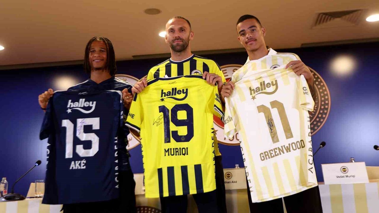 Fenerbahçe yeni transferleri için imza töreni düzenledi