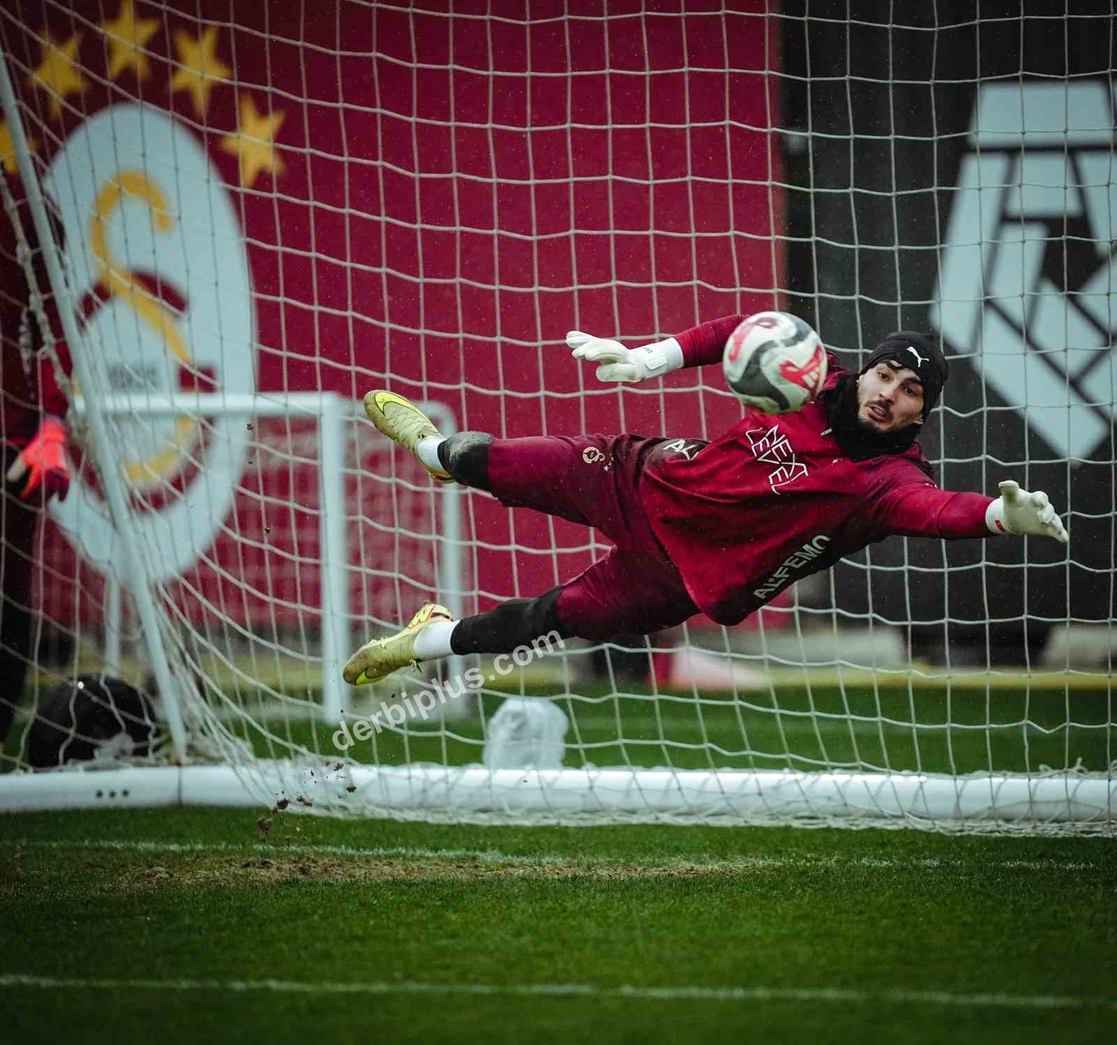 GALATASARAY, TRENDYOL SÜPER LİG’İN 20. HAFTASINDA KAYSERİSPOR İLE YARIN EVİNDE OYNAYACAĞI MAÇIN HAZIRLIKLARINI YAPTIĞI ANTRENMANLA TAMAMLADI.