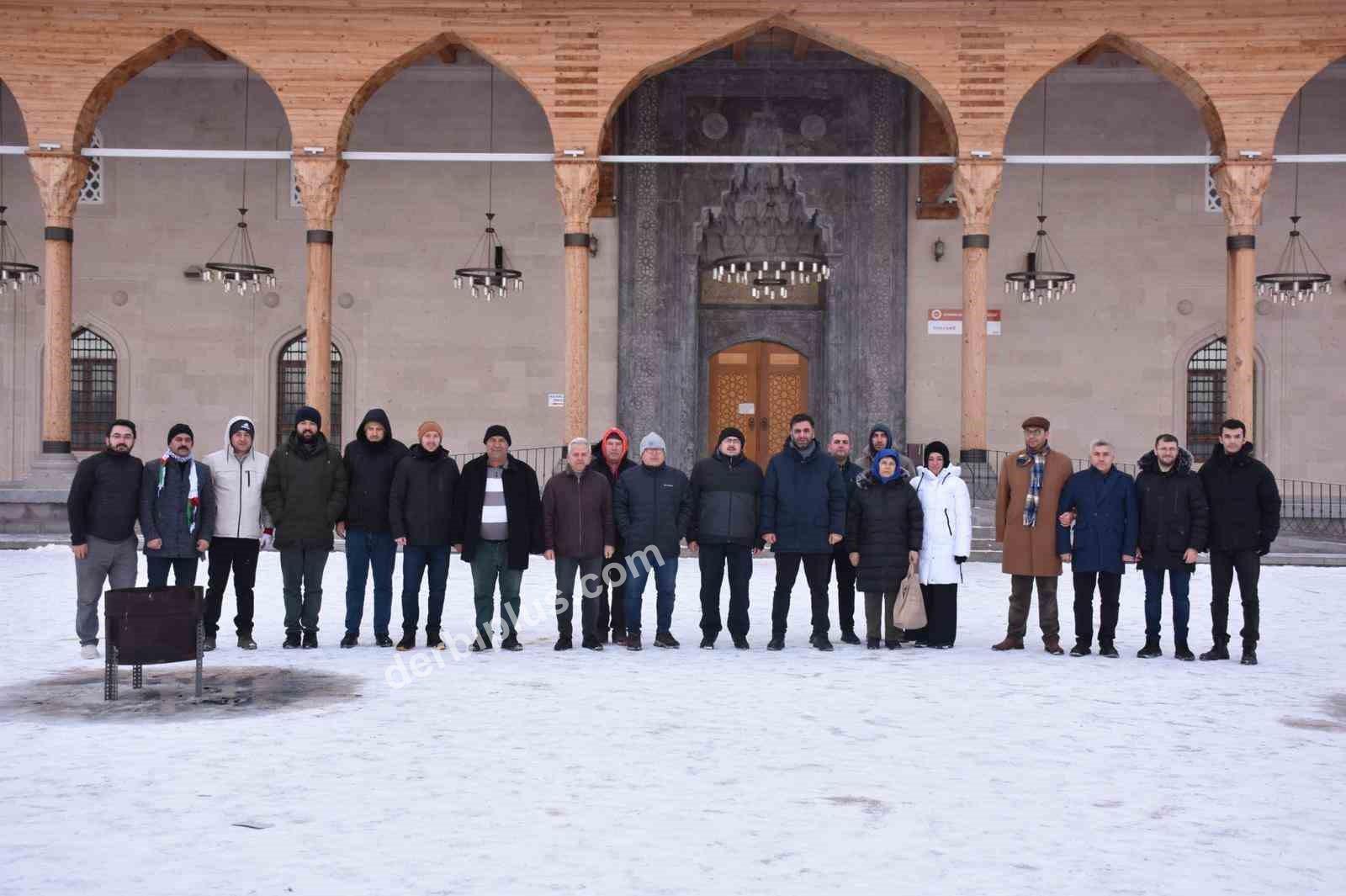 AFYONKARAHİSAR GENÇLİK VE SPOR İL MÜDÜRLÜĞÜ KOORDİNESİNDE, YENİ YILIN MANEVİ ATMOSFERİNİ BİRLİK VE BERABERLİK DUYGULARI İÇERİSİNDE KARŞILAMAK AMACIYLA GENLERE YÖNELİK SABAH NAMAZI BULUŞMASI GERÇEKLEŞTİRİLDİ.