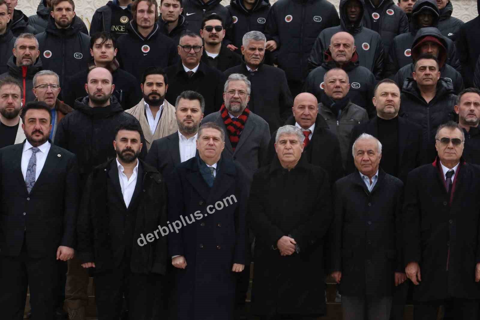 GENÇLERBİRLİĞİ BAŞKANI HAYDAR ARDA ÇAKMAK VE BERABERİNDEKİ HEYET ANITKABİR'İ ZİYARET ETTİ.