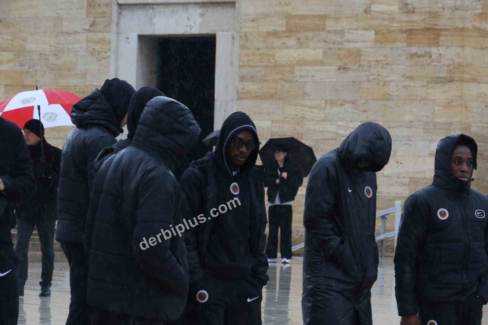 GENÇLERBİRLİĞİ BAŞKANI HAYDAR ARDA ÇAKMAK VE BERABERİNDEKİ HEYET ANITKABİR'İ ZİYARET ETTİ.