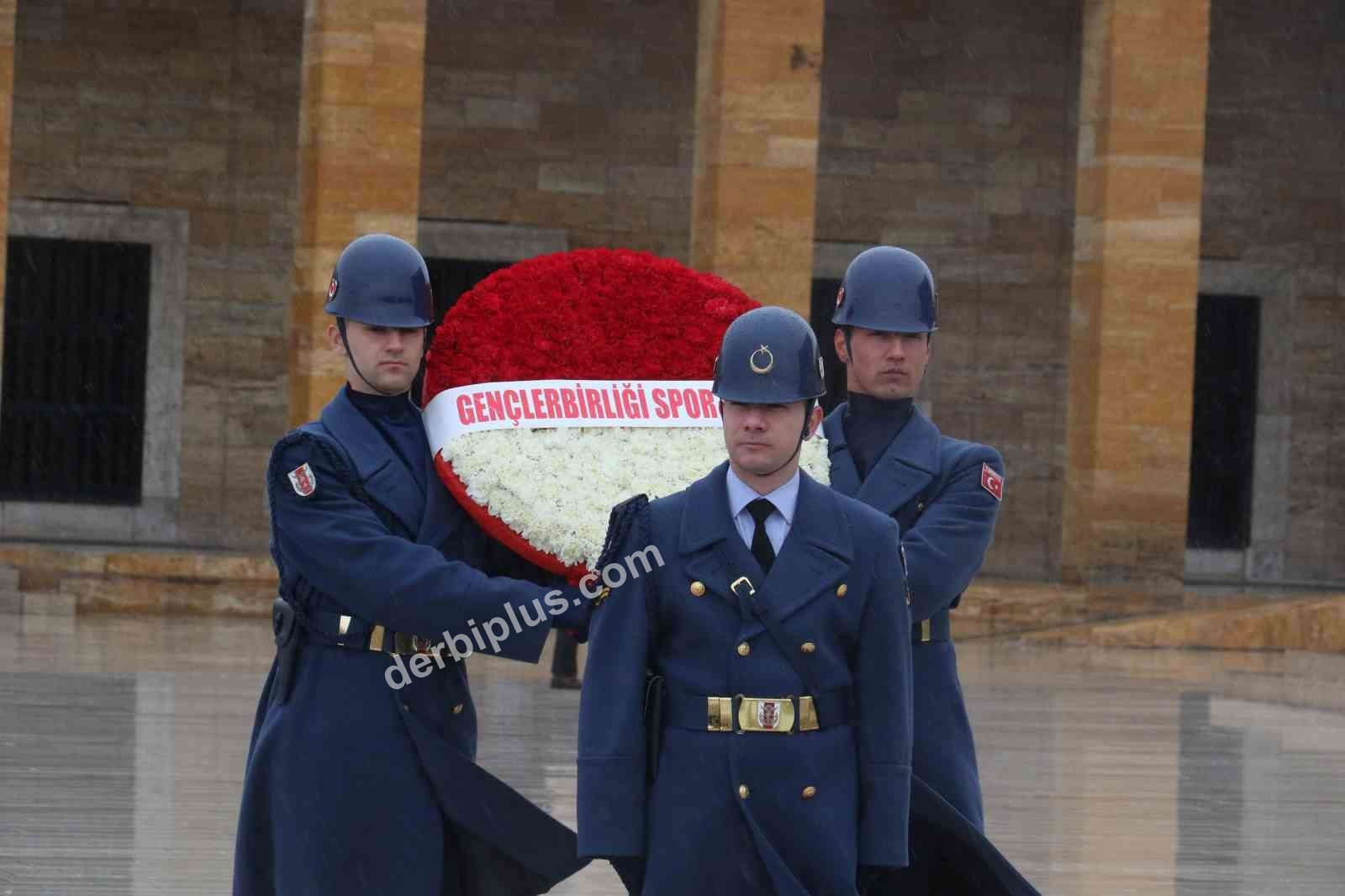 GENÇLERBİRLİĞİ BAŞKANI HAYDAR ARDA ÇAKMAK VE BERABERİNDEKİ HEYET ANITKABİR'İ ZİYARET ETTİ.
