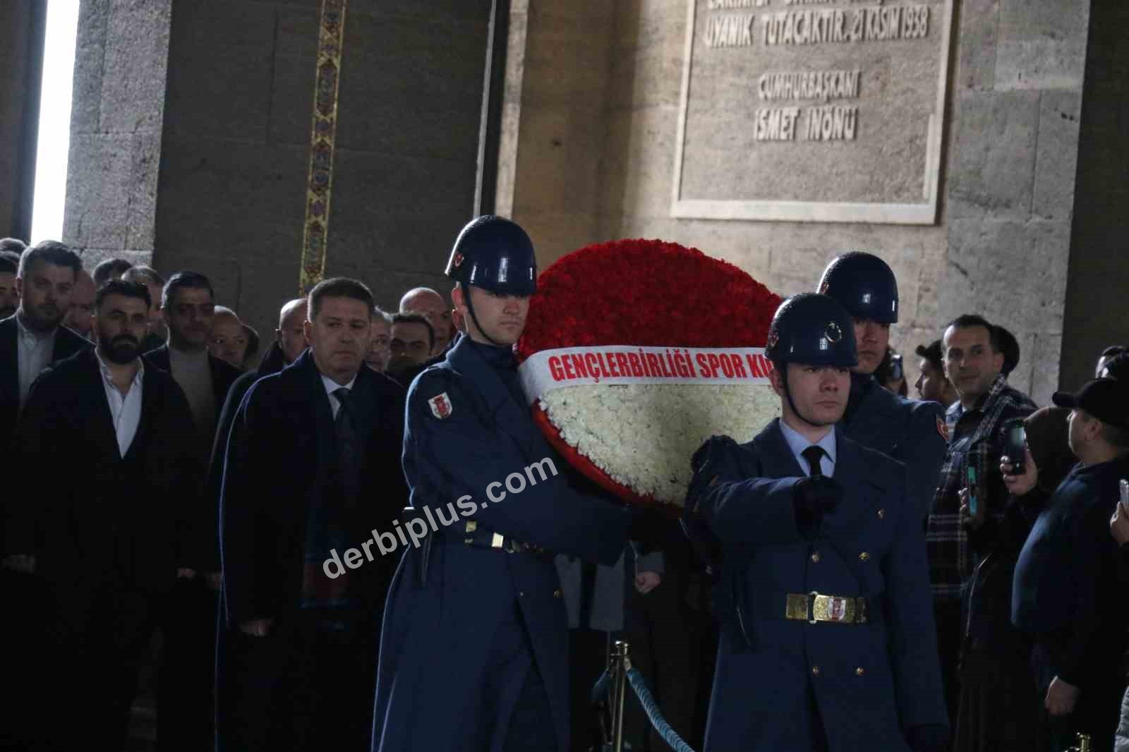 GENÇLERBİRLİĞİ BAŞKANI HAYDAR ARDA ÇAKMAK VE BERABERİNDEKİ HEYET ANITKABİR'İ ZİYARET ETTİ.
