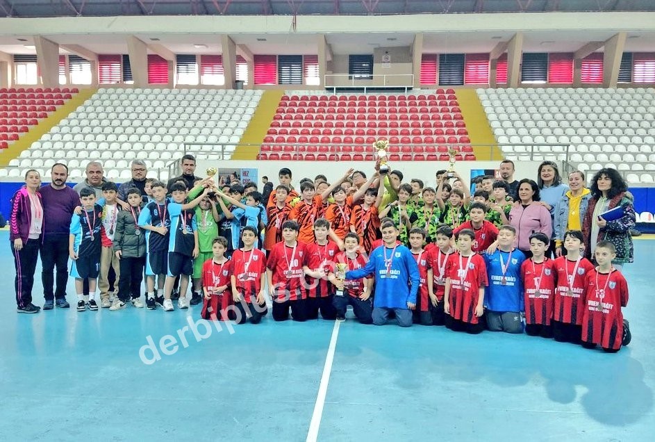 ESKİŞEHİR'DE SONA EREN 'HENTBOL KÜÇÜK ERKEKLER İL BİRİNCİLİĞİ'NDE DERECEYE GİREN OKULLAR BELLİ OLDU.