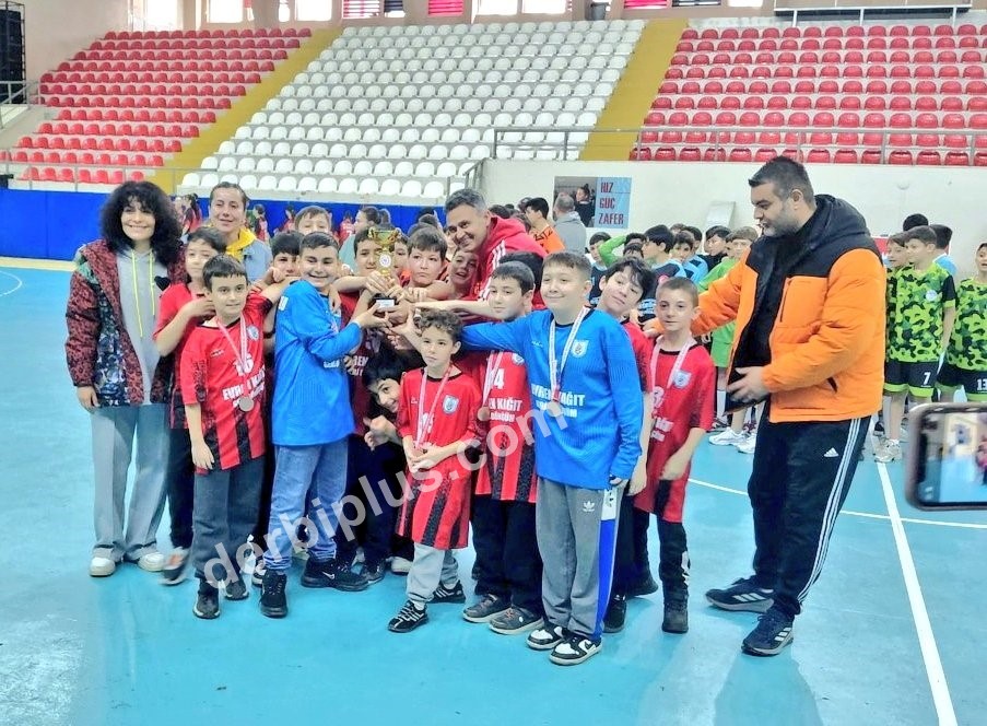 ESKİŞEHİR'DE SONA EREN 'HENTBOL KÜÇÜK ERKEKLER İL BİRİNCİLİĞİ'NDE DERECEYE GİREN OKULLAR BELLİ OLDU.