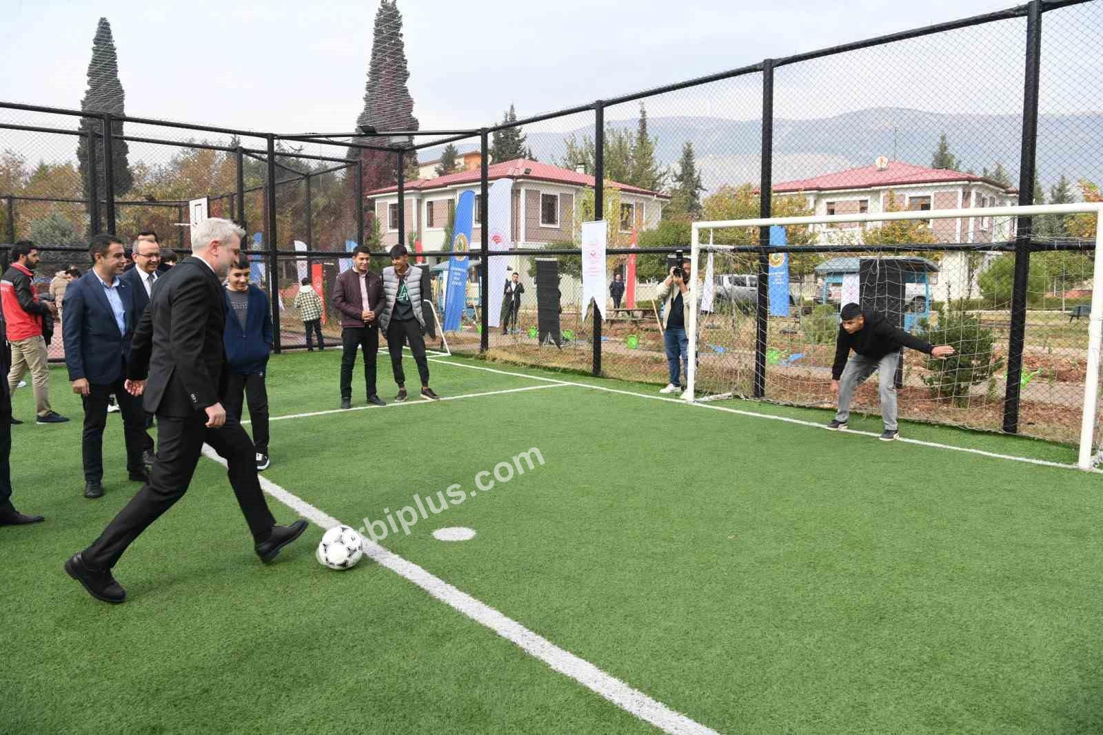 Kahramanmaraş’ın dört bir yanı spor alanlarıyla donatıldı: 31 yeni halı saha hizmete girdi