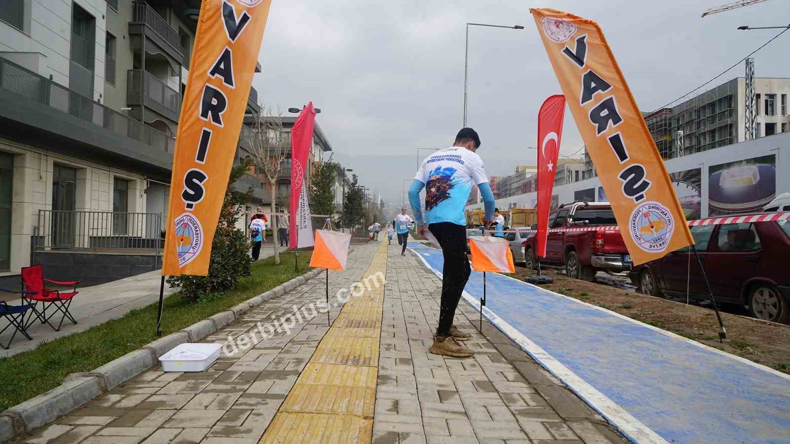KURTULUŞ HAFTASI ETKİNLİKLERİ KAPSAMINDA 14 FARKLI ŞEHİRDEN 715 SPORCUNUN KATILIMIYLA ORYANTİRİNG YARIŞMASI DÜZENLENDİ. AZERBAYCAN MAHALLESİ’NDE GERÇEKLEŞTİRİLEN YARIŞMADA SPORCULAR, KÜRSÜYE ÇIKABİLMEK İÇİN TER DÖKTÜ