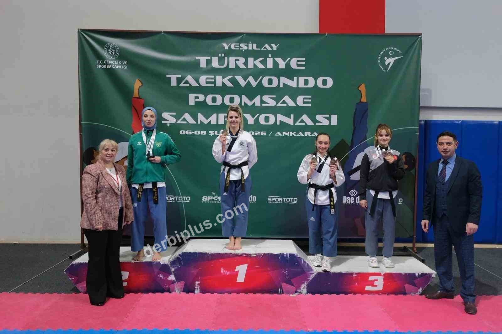 ANKARA'DA DÜZENLENEN TÜRKİYE TAEKWONDO ŞAMPİYONASI'NDA REKOR PUANLA 20. KEZ KÜRSÜNÜN ZİRVESİNE ÇIKAN ESKİŞEHİRLİ ANTRENÖR VE SPORCU GÜLSENA KARAKUYULU, YETİŞTİRDİĞİ SPORCULARLA BİRLİKTE TOPLAM 9 MADALYA KAZANARAK TARİHİ BİR BAŞARIYA İMZA ATTI.