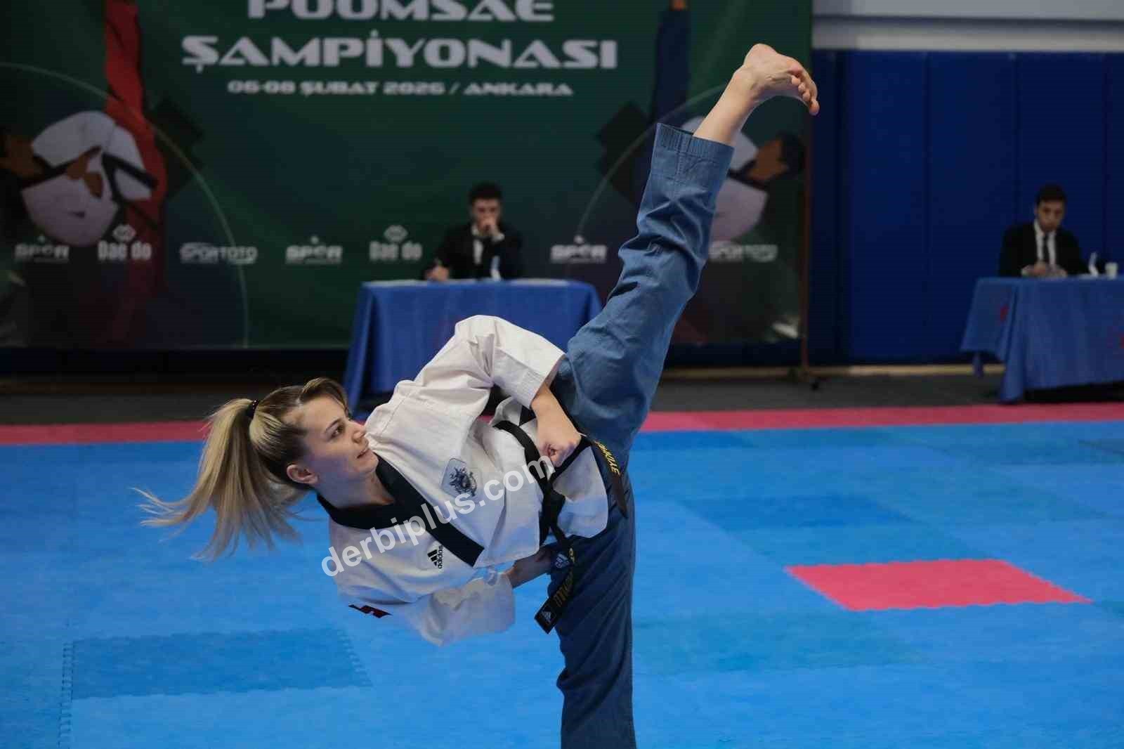 ANKARA'DA DÜZENLENEN TÜRKİYE TAEKWONDO ŞAMPİYONASI'NDA REKOR PUANLA 20. KEZ KÜRSÜNÜN ZİRVESİNE ÇIKAN ESKİŞEHİRLİ ANTRENÖR VE SPORCU GÜLSENA KARAKUYULU, YETİŞTİRDİĞİ SPORCULARLA BİRLİKTE TOPLAM 9 MADALYA KAZANARAK TARİHİ BİR BAŞARIYA İMZA ATTI.