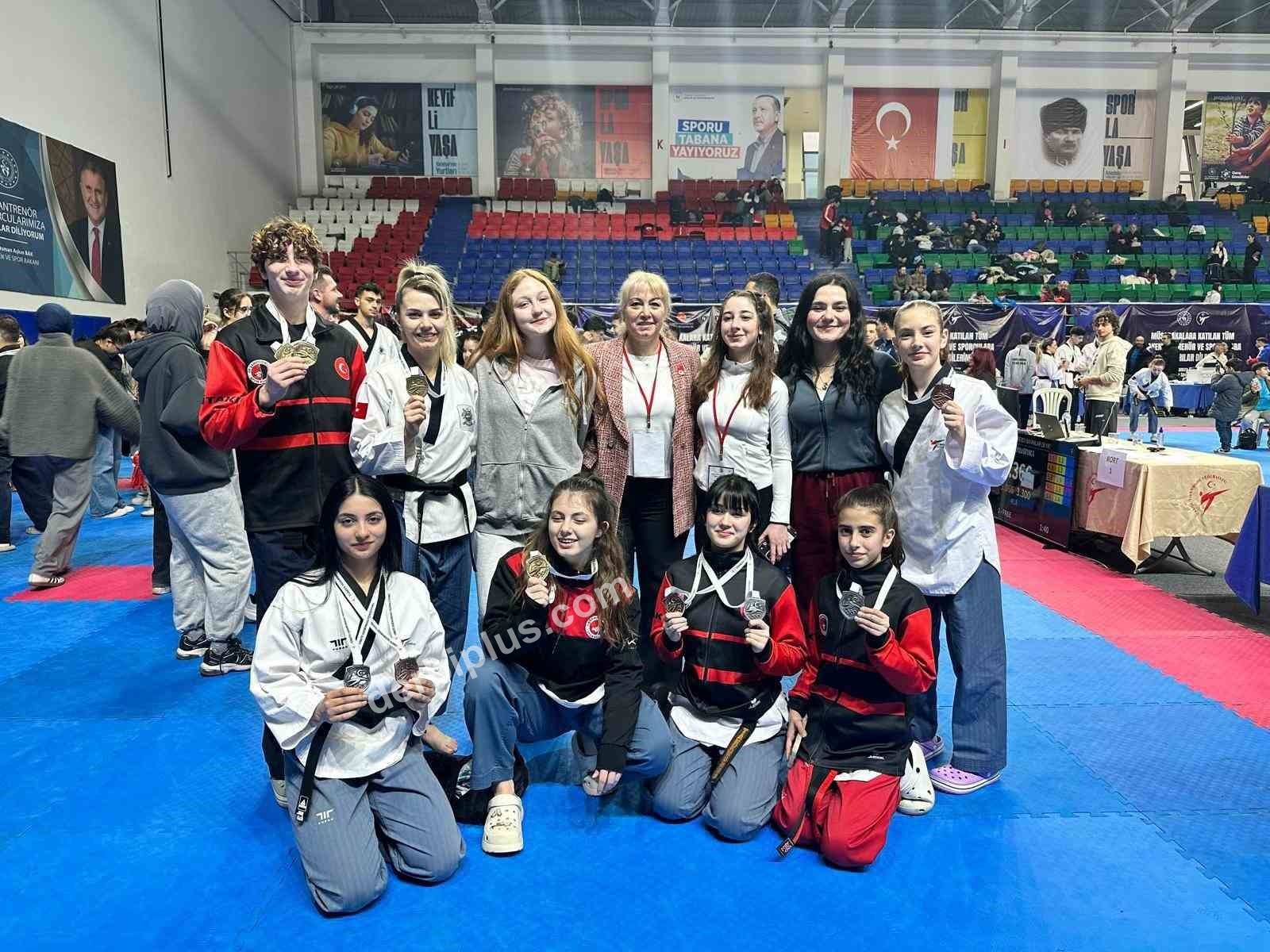 ANKARA'DA DÜZENLENEN TÜRKİYE TAEKWONDO ŞAMPİYONASI'NDA REKOR PUANLA 20. KEZ KÜRSÜNÜN ZİRVESİNE ÇIKAN ESKİŞEHİRLİ ANTRENÖR VE SPORCU GÜLSENA KARAKUYULU, YETİŞTİRDİĞİ SPORCULARLA BİRLİKTE TOPLAM 9 MADALYA KAZANARAK TARİHİ BİR BAŞARIYA İMZA ATTI.