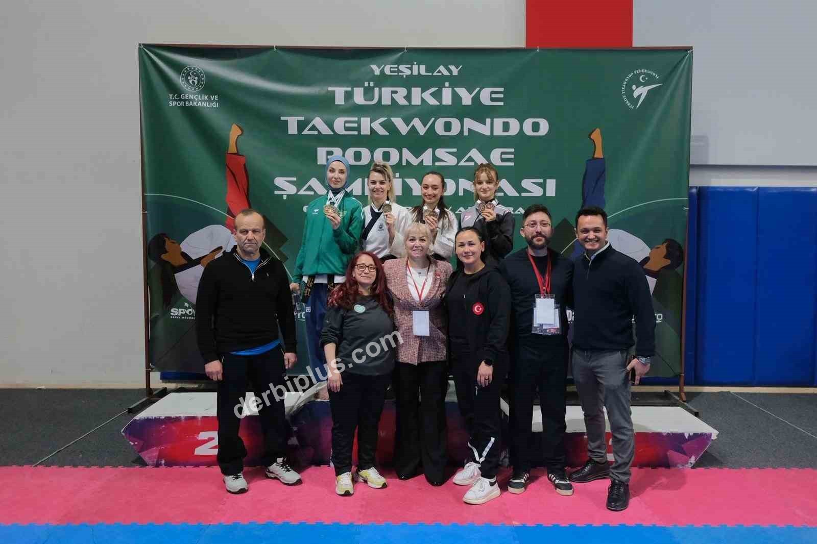 ANKARA'DA DÜZENLENEN TÜRKİYE TAEKWONDO ŞAMPİYONASI'NDA REKOR PUANLA 20. KEZ KÜRSÜNÜN ZİRVESİNE ÇIKAN ESKİŞEHİRLİ ANTRENÖR VE SPORCU GÜLSENA KARAKUYULU, YETİŞTİRDİĞİ SPORCULARLA BİRLİKTE TOPLAM 9 MADALYA KAZANARAK TARİHİ BİR BAŞARIYA İMZA ATTI.