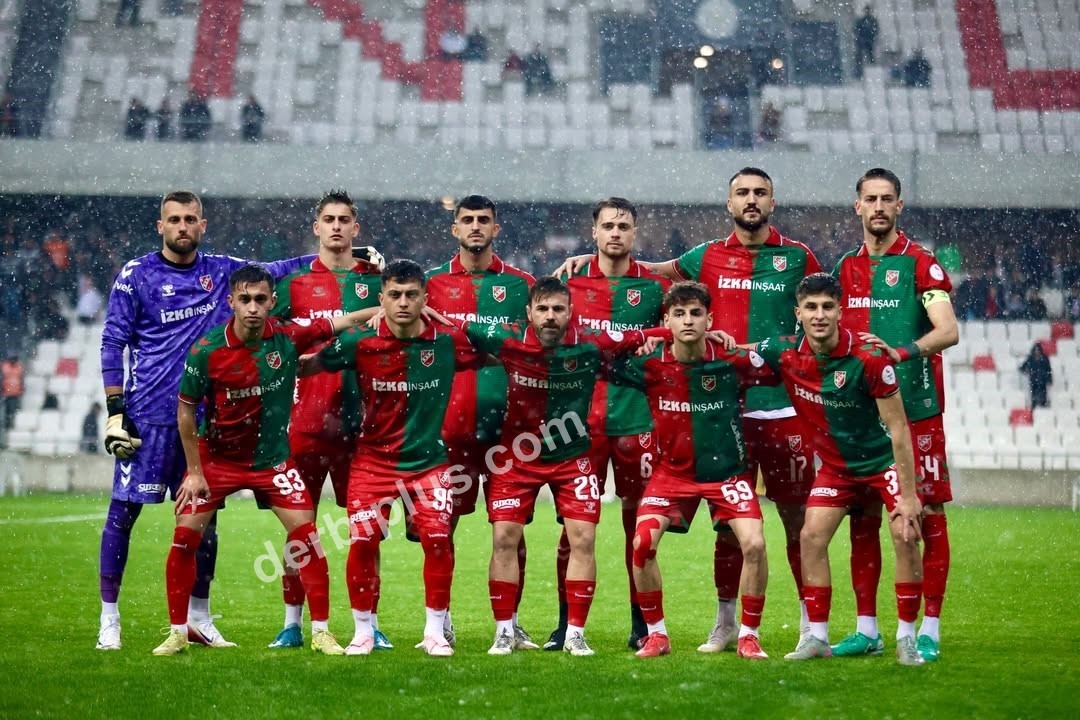 KARŞIYAKA, BU SEZON İÇ SAHADA OYNADIĞI 10 KARŞILAŞMADA 25 PUAN TOPLAYARAK LİGİN BU ALANDA EN BAŞARILI 3 TAKIMI ARASINDA YER ALIYOR.