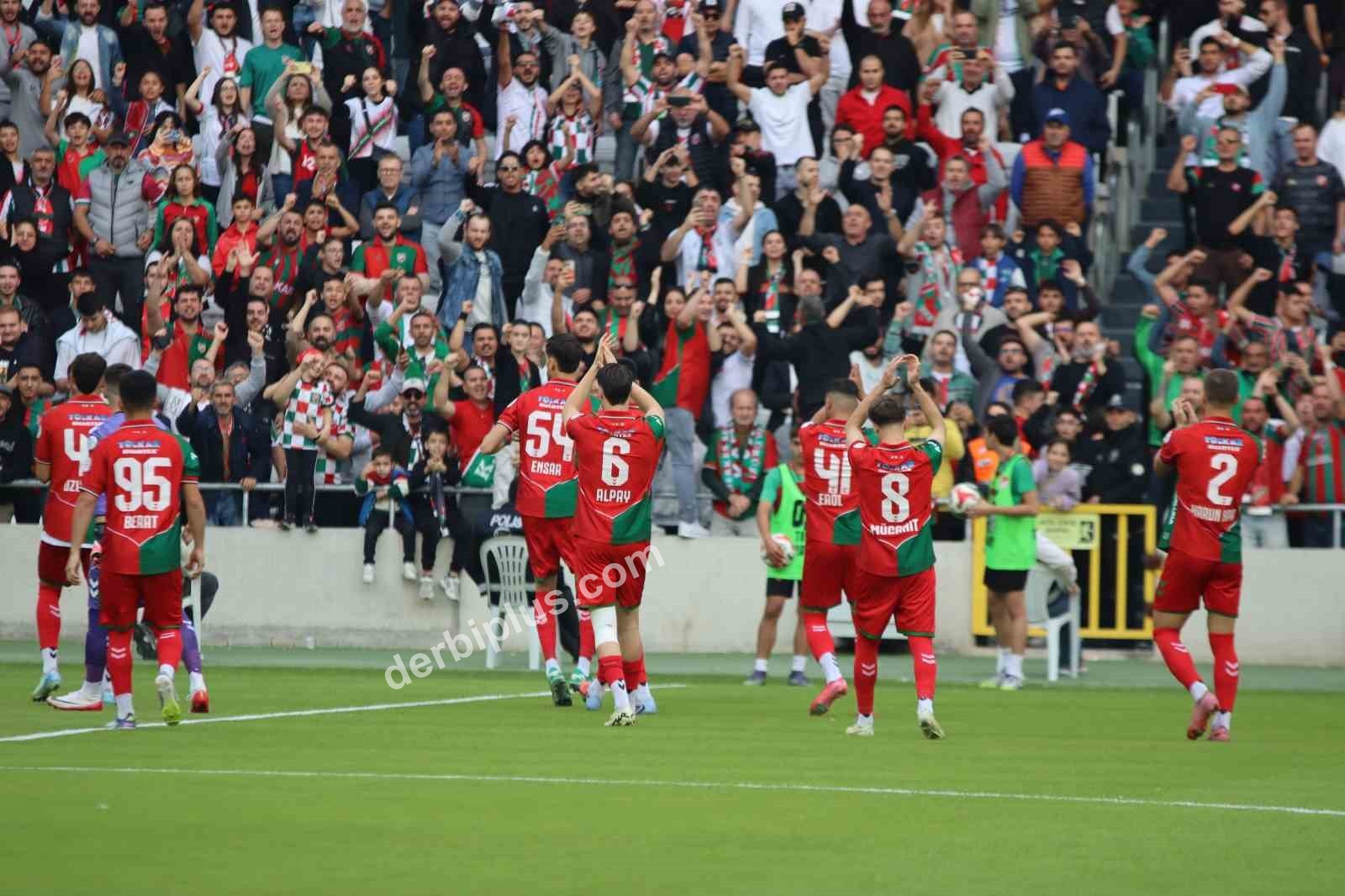 KARŞIYAKA, BU SEZON İÇ SAHADA OYNADIĞI 10 KARŞILAŞMADA 25 PUAN TOPLAYARAK LİGİN BU ALANDA EN BAŞARILI 3 TAKIMI ARASINDA YER ALIYOR.