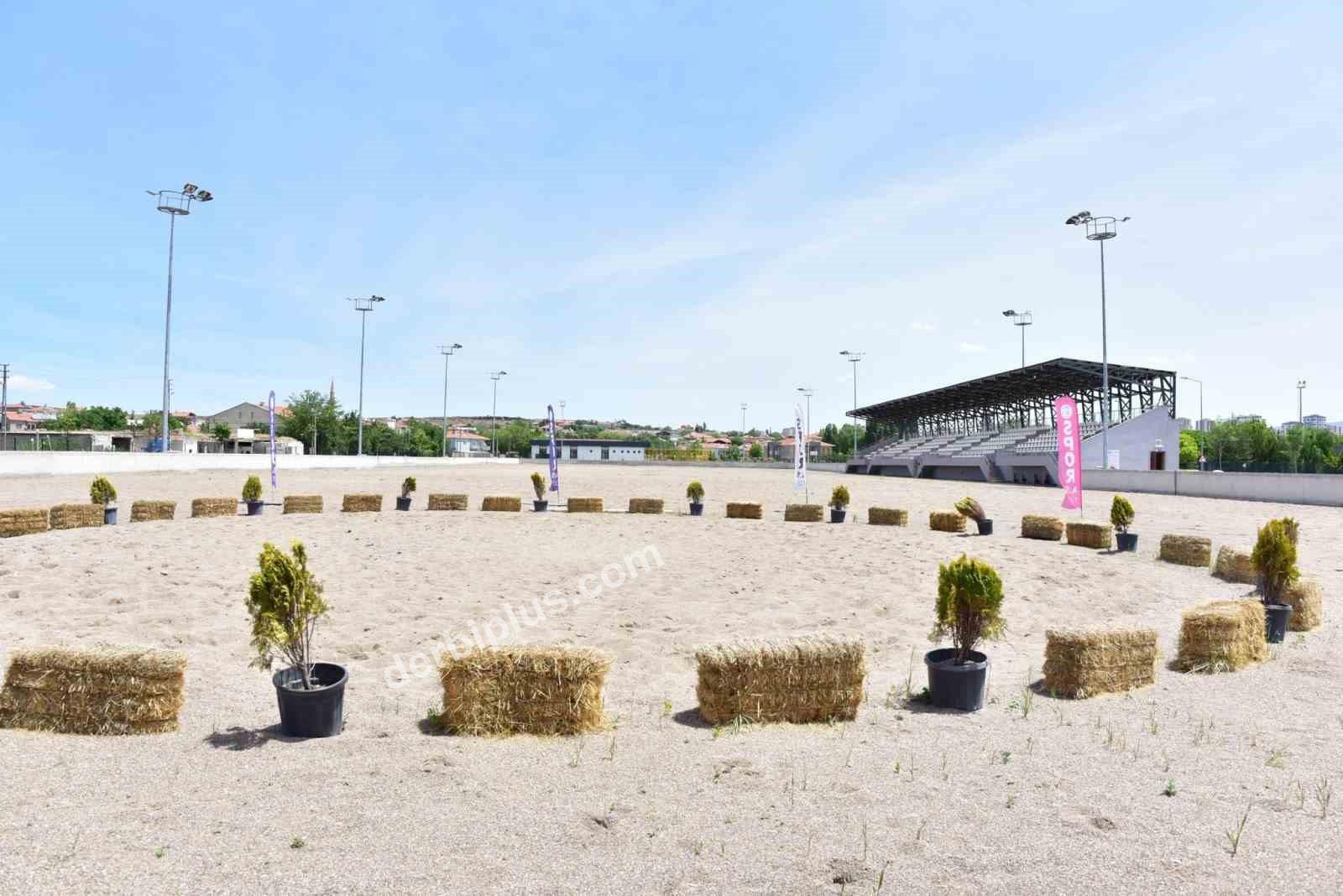 KAYSERİ BÜYÜKŞEHİR BELEDİYESİ SPOR A.Ş., BİNİCİLİK BRANŞINI SPOR KULÜBÜ BÜNYESİNE DÂHİL EDERKEN, BÜYÜKŞEHİR BELEDİYESİ’NE AİT GELENEKSEL BİNİCİLİK VE OKÇULUK TESİSİ’NİN DE RESMİ STATÜ (FEDERE) KAZANMASIYLA KAYSERİ’Yİ BİNİCİLİK SPORUNDA GÜÇLÜ BİR MERKEZ HALİNE GETİRMEYE HAZIRLANIYOR.