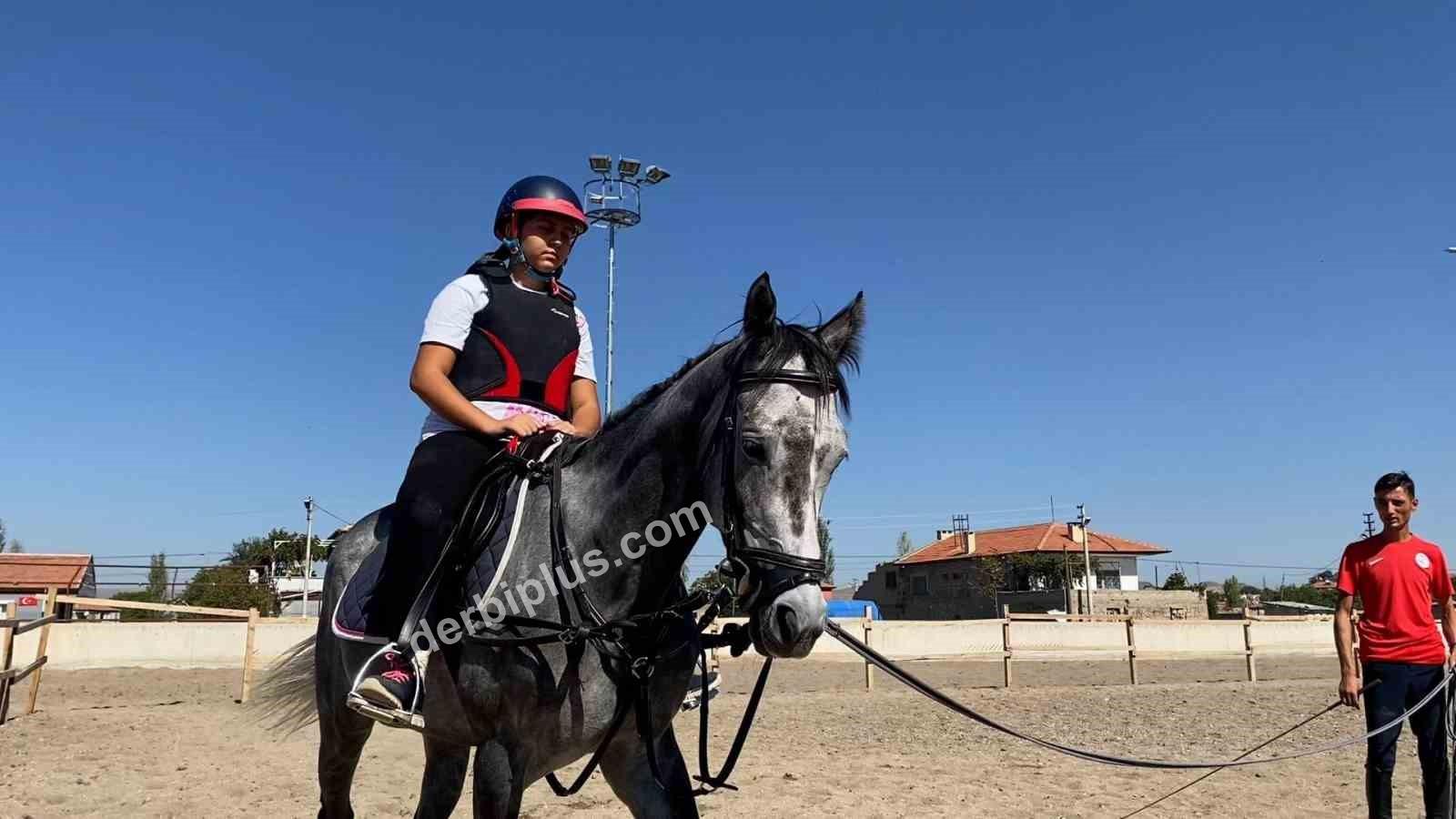 KAYSERİ BÜYÜKŞEHİR BELEDİYESİ SPOR A.Ş., BİNİCİLİK BRANŞINI SPOR KULÜBÜ BÜNYESİNE DÂHİL EDERKEN, BÜYÜKŞEHİR BELEDİYESİ’NE AİT GELENEKSEL BİNİCİLİK VE OKÇULUK TESİSİ’NİN DE RESMİ STATÜ (FEDERE) KAZANMASIYLA KAYSERİ’Yİ BİNİCİLİK SPORUNDA GÜÇLÜ BİR MERKEZ HALİNE GETİRMEYE HAZIRLANIYOR.