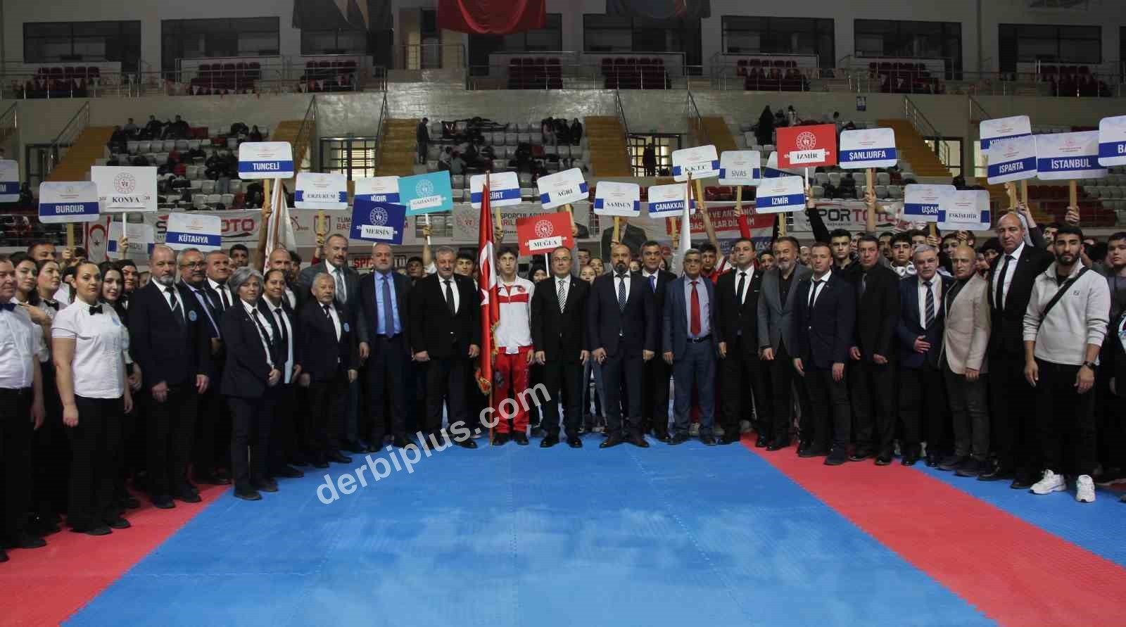 SİVAS’TA BAŞLAYAN OKUL SPORLARI GENÇLER A-B KİCK BOKS TÜRKİYE BİRİNCİLİĞİ TÜM HIZIYLA DEVAM EDERKEN, ŞAMPİYONANIN SEREMONİSİ SİVAS GENÇLİK VE SPOR İL MÜDÜRÜ ŞAHİN ERTEM VE TÜRKİYE KİCK BOKS FEDERASYONU BAŞKANI SALİM KAYICI’NIN KATILIMIYLA YAPILDI.