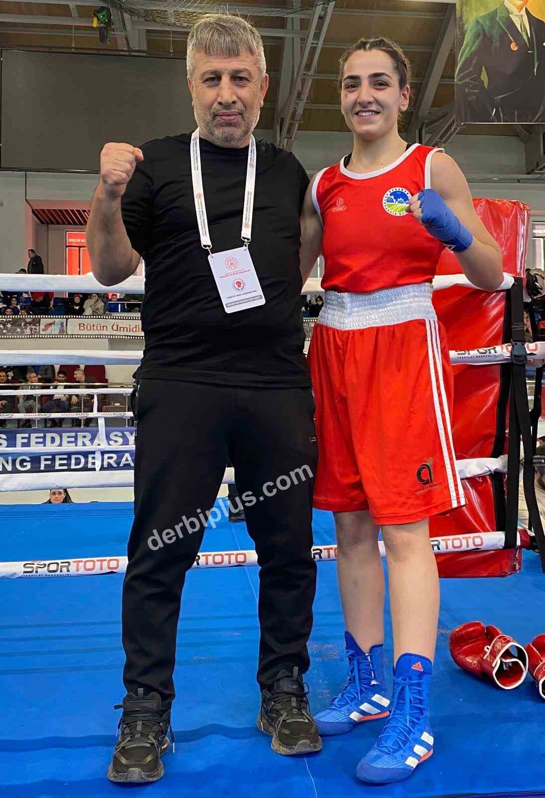 SAKARYA’DA 9 YIL ÖNCE KİLO VERMEK AMACIYLA BOKSA BAŞLAYAN 23 YAŞINDAKİ ECE ASUDE EKİZ, KARİYERİNE 7 TÜRKİYE ŞAMPİYONLUĞU VE BİR AVRUPA ŞAMPİYONLUĞU SIĞDIRDI.