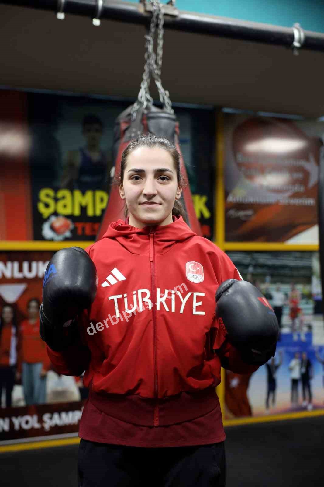 SAKARYA’DA 9 YIL ÖNCE KİLO VERMEK AMACIYLA BOKSA BAŞLAYAN 23 YAŞINDAKİ ECE ASUDE EKİZ, KARİYERİNE 7 TÜRKİYE ŞAMPİYONLUĞU VE BİR AVRUPA ŞAMPİYONLUĞU SIĞDIRDI.