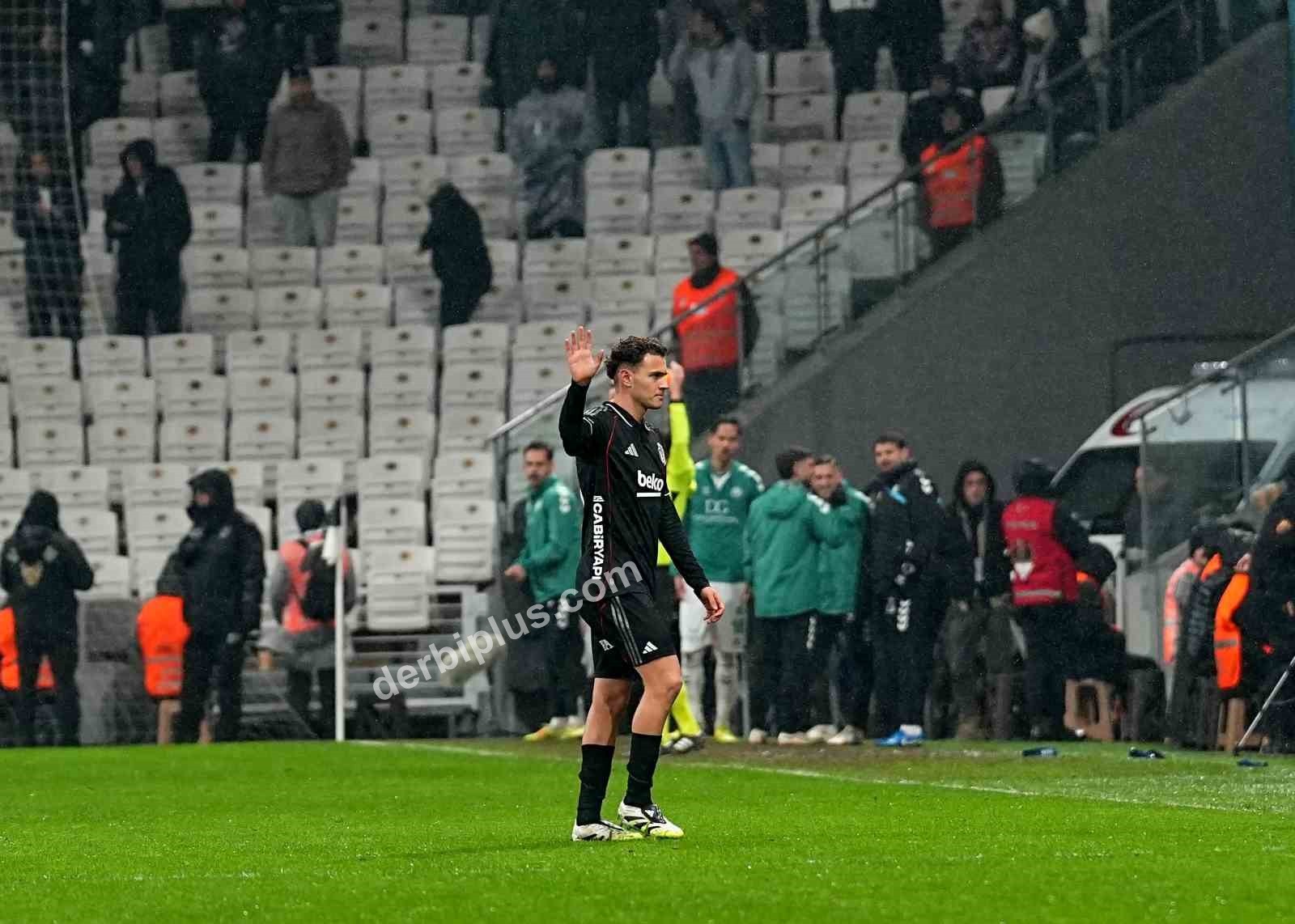 BEŞİKTAŞ’IN İTALYA SERİE A TAKIMLARINDAN INTER’DEN KİRALIK OLARAK KADROSUNA KATTIĞI KRİSTJAN ASLLANİ, KONYASPOR MAÇININ 76. DAKİKASINDA OYUNA DAHİL OLUP İLK KEZ SİYAH-BEYAZLI FORMAYI GİYERKEN, 82. DAKİKADA KIRMIZI KART GÖREREK OYUNDAN ATILDI.