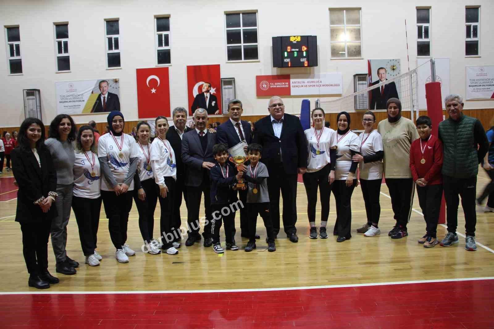 Kumluca’da kadınlar öğretmenler arasında düzenlenen voleybol turnuvası sona erdi