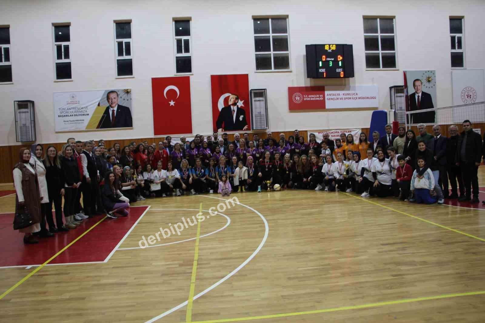 ANTALYA’NIN KUMLUCA İLÇESİNDE İLÇE MİLLİ EĞİTİM MÜDÜRLÜĞÜ TARAFINDAN KADIN ÖĞRETMENLER ARASINDA DÜZENLENEN VOLEYBOL TURNUVASI FİNAL KARŞILAŞMALARI İLE SONA ERDİ.