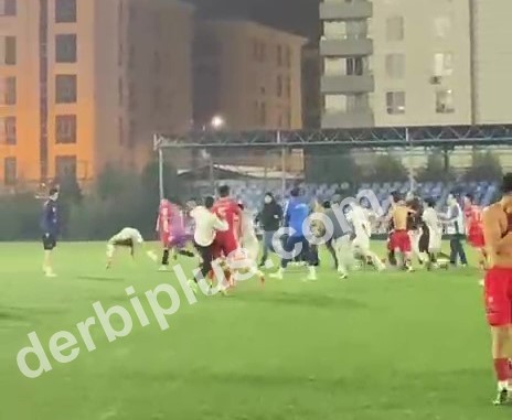 ADANA’DA DÜN OYNANAN U18 ŞAMPİYONLAR 1.GRUP MAÇINDA, BİTİŞ DÜDÜĞÜYLE BİRLİKTE SAHADA KAVGA ÇIKTI. FUTBOLCULARIN KAVGA ANI ANBEAN CEP TELEFONUYLA GÖRÜNTÜLENDİ.