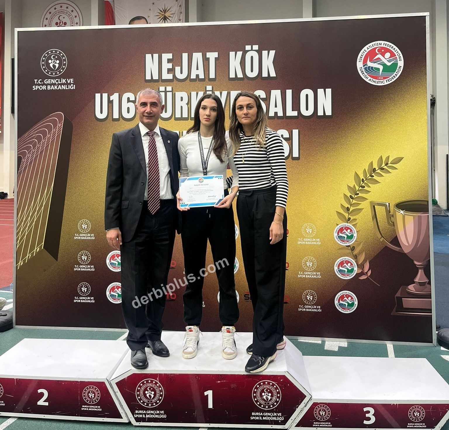 BURSA’DA DÜZENLENEN NEJAT KÖK U16 TÜRKİYE SALON ATLETİZM ŞAMPİYONASI’NDA MANİSA’YI TEMSİL EDEN SPORCULAR ÖNEMLİ DERECELER ELDE ETTİ. ŞAMPİYONADA MÜCADELE EDEN MANİSALI SPORCULARDAN BELİNAY GÜNDOĞDU, 60 METRE KOŞUDA TÜRKİYE ÜÇÜNCÜSÜ OLURKEN, EYLÜL AYGÜL (ORTADAKİ) İSE ÜÇ ADIM ATLAMA BRANŞINDA TÜRKİYE ÜÇÜNCÜLÜĞÜ ELDE EDEREK MANİSA’YA İKİ BRONZ MADALYA KAZANDIRDI.
