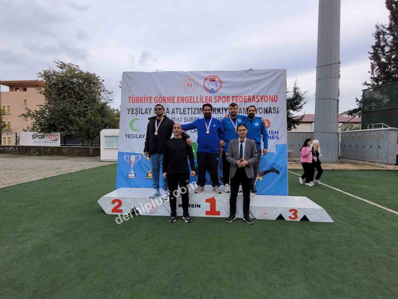 MERSİN’DE DÜZENLENEN PARA ATLETİZM TÜRKİYE ŞAMPİYONASI’NDA MANİSALI GÖRME ENGELLİ SPORCU BAYRAM DÖNMEZ GEÇTİĞİMİZ YIL OLDUĞU GİBİ BU YIL DA GÜLLE ATMA BRANŞINDA TÜRKİYE ŞAMPİYONU OLARAK ZİRVEYİ KAPTIRMADI.