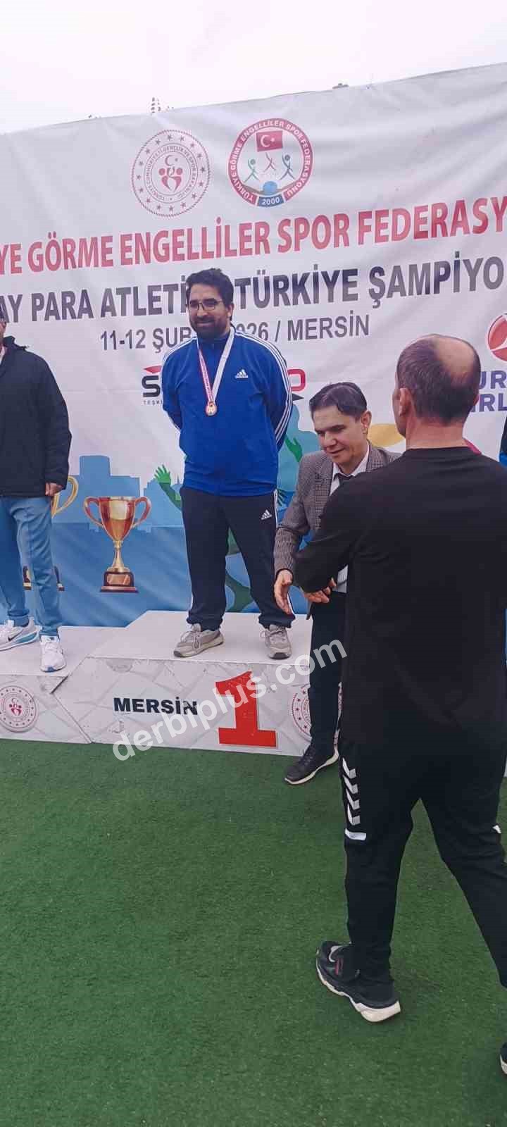 MERSİN’DE DÜZENLENEN PARA ATLETİZM TÜRKİYE ŞAMPİYONASI’NDA MANİSALI GÖRME ENGELLİ SPORCU BAYRAM DÖNMEZ GEÇTİĞİMİZ YIL OLDUĞU GİBİ BU YIL DA GÜLLE ATMA BRANŞINDA TÜRKİYE ŞAMPİYONU OLARAK ZİRVEYİ KAPTIRMADI.