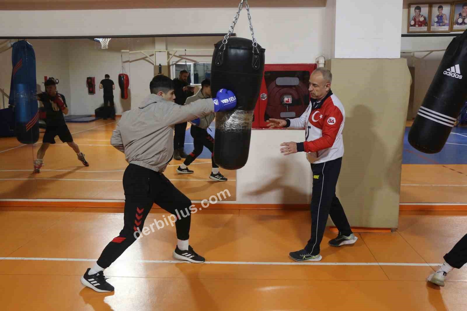 TÜRKİYE BOKS FEDERASYONU’NUN (TBF) GENÇ MİLLİ TAKIM KAMPINA DAVET EDİLEN KARABÜKLÜ 17 YAŞINDAKİ BOKSÖR EFE SELİM YAVUZ’UN HEDEFİ OLİMPİYATLAR İÇİN KOTA ALIP ŞAMPİYONLUK YAŞAMAK.