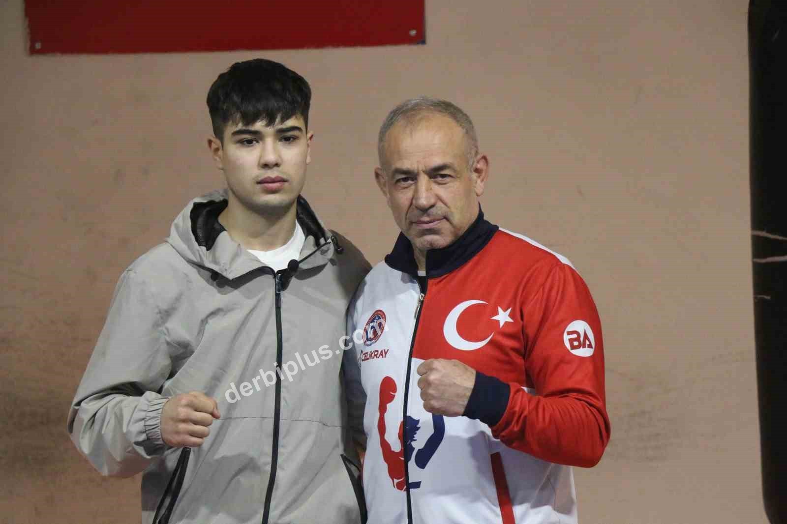 BAYKAN ARSLAN BOKS OKULU SPOR KULÜBÜ VE GENÇ KADIN MİLLİ TAKIMI BAŞANTRENÖRÜ BAYKAN ARSLAN, İHLAS HABER AJANSI(İHA) MUHABİRİNE YAPTIĞI KONUŞMADA, "KARABÜK'E BOKS MANASINDA BİRÇOK SPORCUMUZ AVRUPA VE DÜNYA MADALYALARI KAZANDI. BİZİM DE HEDEFLERİMİZ ARASINDA YER ALAN VE SADECE EKSİK OLAN TEK MADALYA BİR OLİMPİYAT MADALYASI VAR. ONU DA İNŞALLAH EFE'YLE BİRLİKTE BAŞARACAĞIZ" DEDİ.