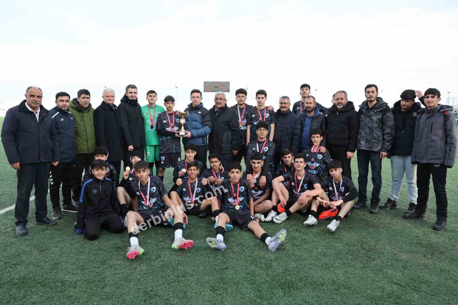 MUŞ GENÇLERBİRLİĞİ SPOR KULÜBÜ, U-14 ŞAMPİYONLUĞUNUN ARDINDAN U-16 LİGİ’NDE DE NAMAĞLUP ŞAMPİYON OLARAK 2025-2026 SEZONUNDA 50. YILINI ÇİFTE ŞAMPİYONLUKLA KUTLADI.