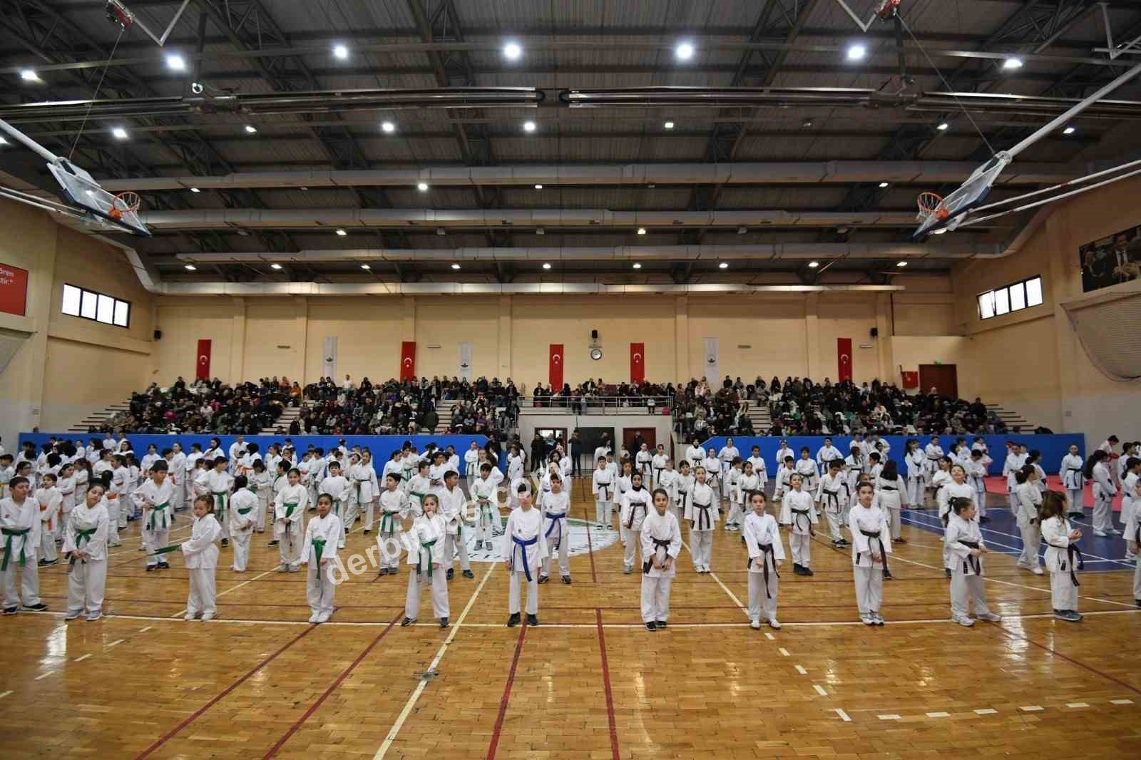 OSMANGAZİ BELEDİYESİ TARAFINDAN ORGANİZE EDİLEN OSMANGAZİ BELEDİYESPOR KULÜBÜ’NÜN 2025-2026 YILI BİRİNCİ DÖNEM KARATE EĞİTİM SEMİNERİ VE KUŞAK SINAVI, 6 YAŞ VE ÜZERİ 300 SPORCUNUN KATILIMIYLA GERÇEKLEŞTİRİLDİ.