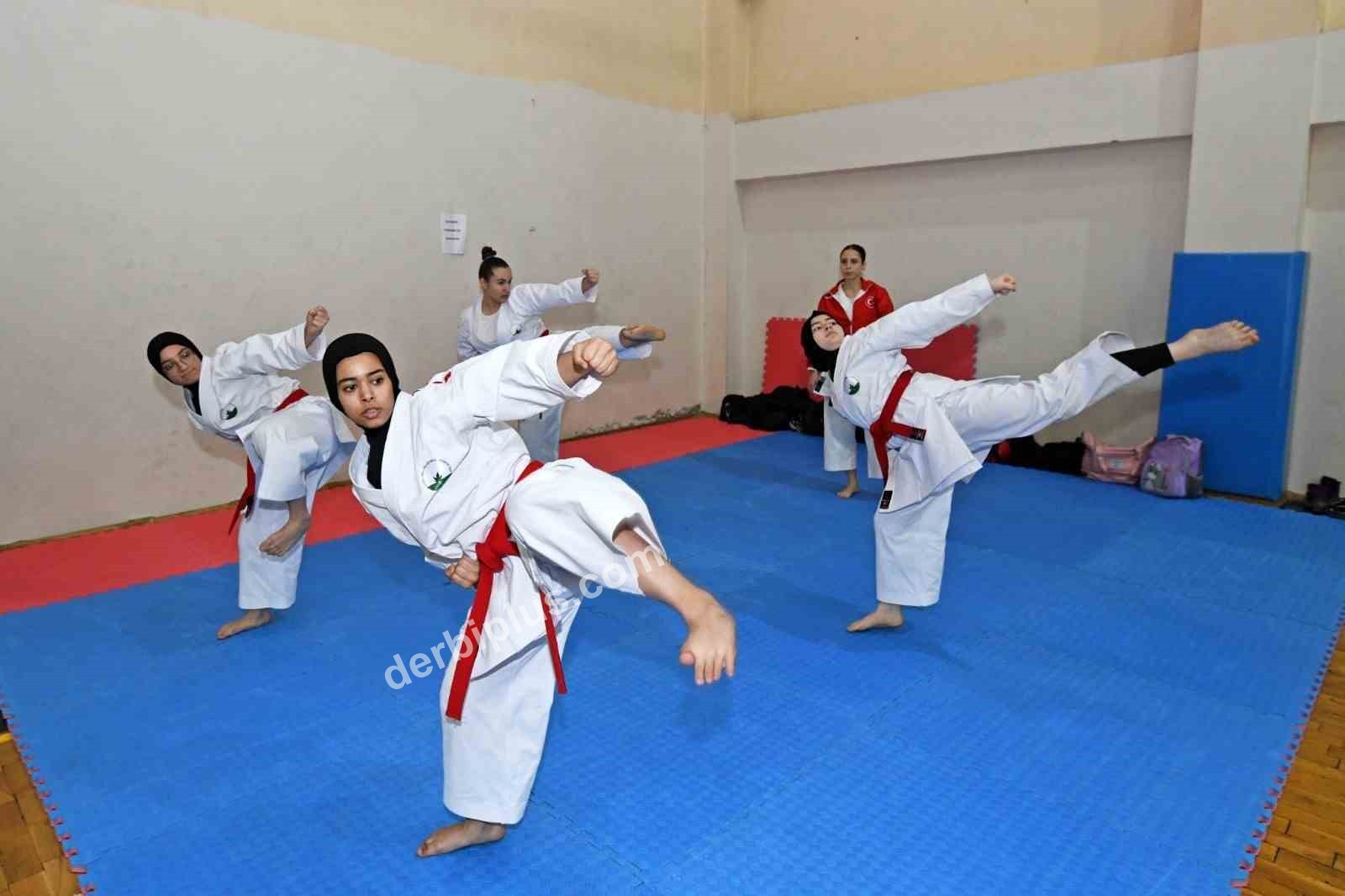 OSMANGAZİ BELEDİYESİ TARAFINDAN ORGANİZE EDİLEN OSMANGAZİ BELEDİYESPOR KULÜBÜ’NÜN 2025-2026 YILI BİRİNCİ DÖNEM KARATE EĞİTİM SEMİNERİ VE KUŞAK SINAVI, 6 YAŞ VE ÜZERİ 300 SPORCUNUN KATILIMIYLA GERÇEKLEŞTİRİLDİ.
