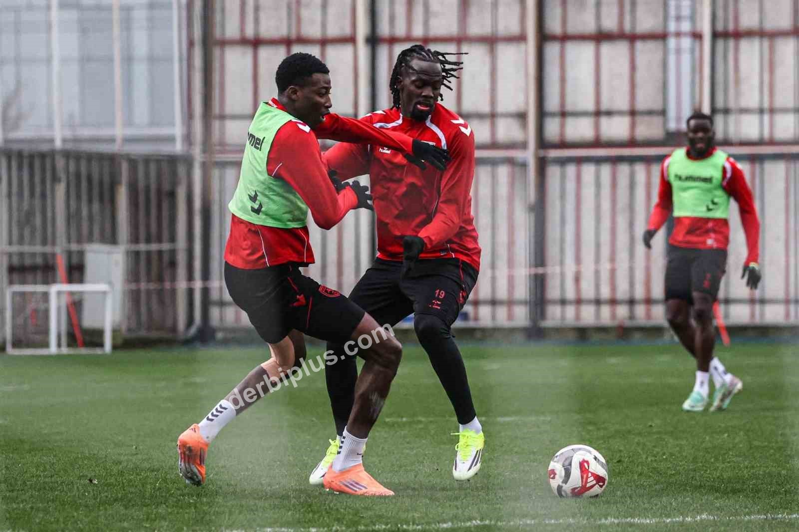 TRENDYOL SÜPER LİG EKİPLERİNDEN SAMSUNSPOR, DEPLASMANDA OYNAYACAĞI ANTALYASPOR KARŞILAŞMASINI KAZANARAK TRABZONSPOR MAĞLUBİYETİNİ UNUTTURMAK İSTİYOR.