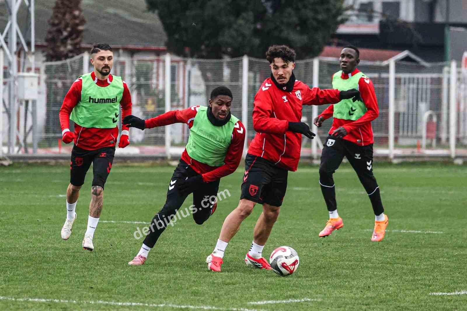 TRENDYOL SÜPER LİG EKİPLERİNDEN SAMSUNSPOR, DEPLASMANDA OYNAYACAĞI ANTALYASPOR KARŞILAŞMASINI KAZANARAK TRABZONSPOR MAĞLUBİYETİNİ UNUTTURMAK İSTİYOR.