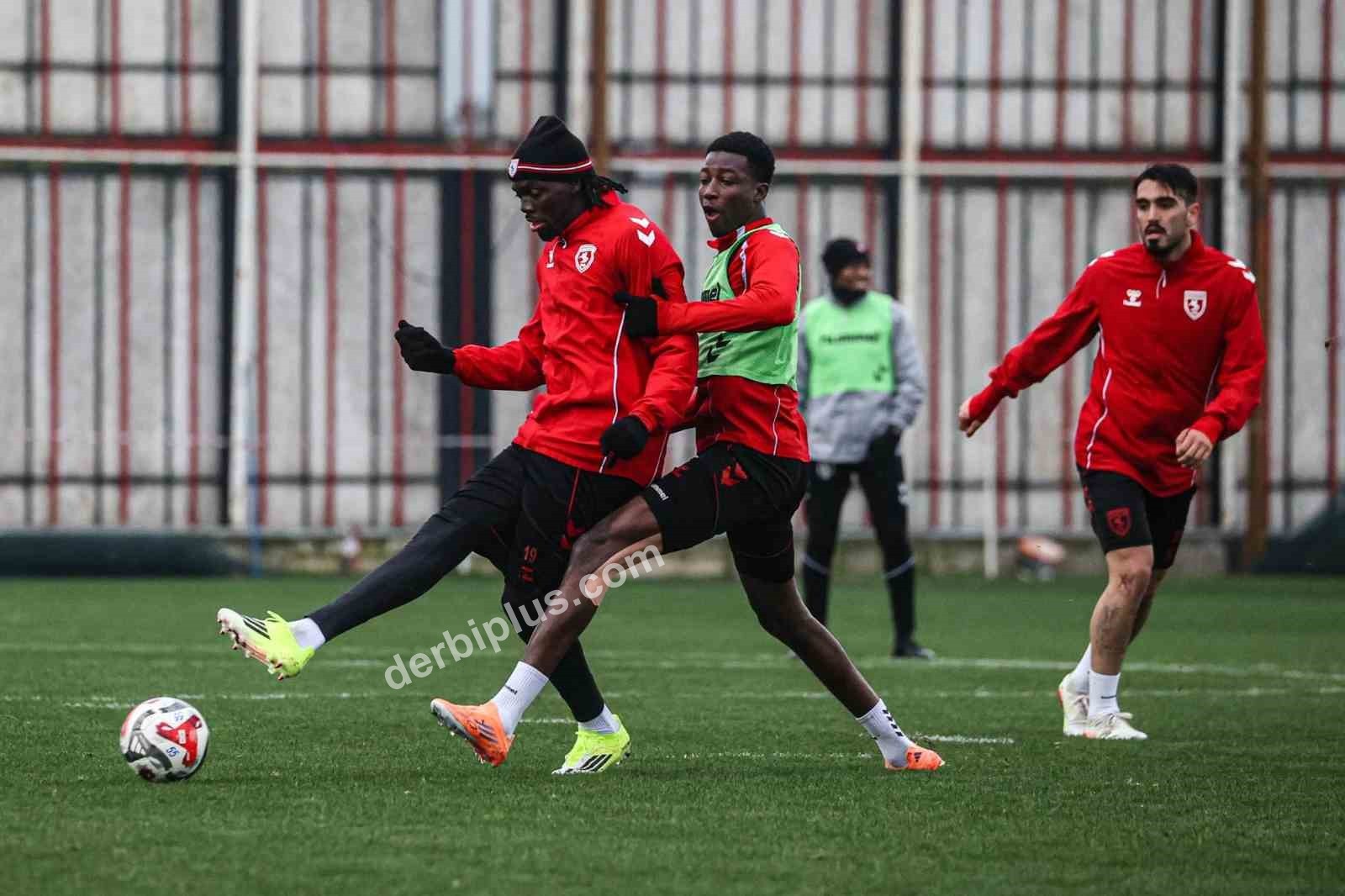 TRENDYOL SÜPER LİG EKİPLERİNDEN SAMSUNSPOR, DEPLASMANDA OYNAYACAĞI ANTALYASPOR KARŞILAŞMASINI KAZANARAK TRABZONSPOR MAĞLUBİYETİNİ UNUTTURMAK İSTİYOR.