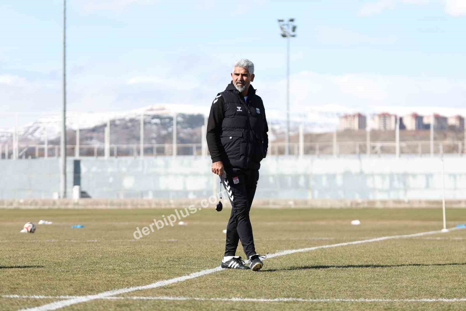 TRENDYOL 1. LİG'İN 25. HAFTASINDA VANSPOR FK'YI KONUK EDECEK OLAN ÖZBELSAN SİVASSPOR, BU KARŞILAŞMANIN HAZIRLIKLARINI YAPTIĞI ANTRENMANLA SÜRDÜRDÜ.