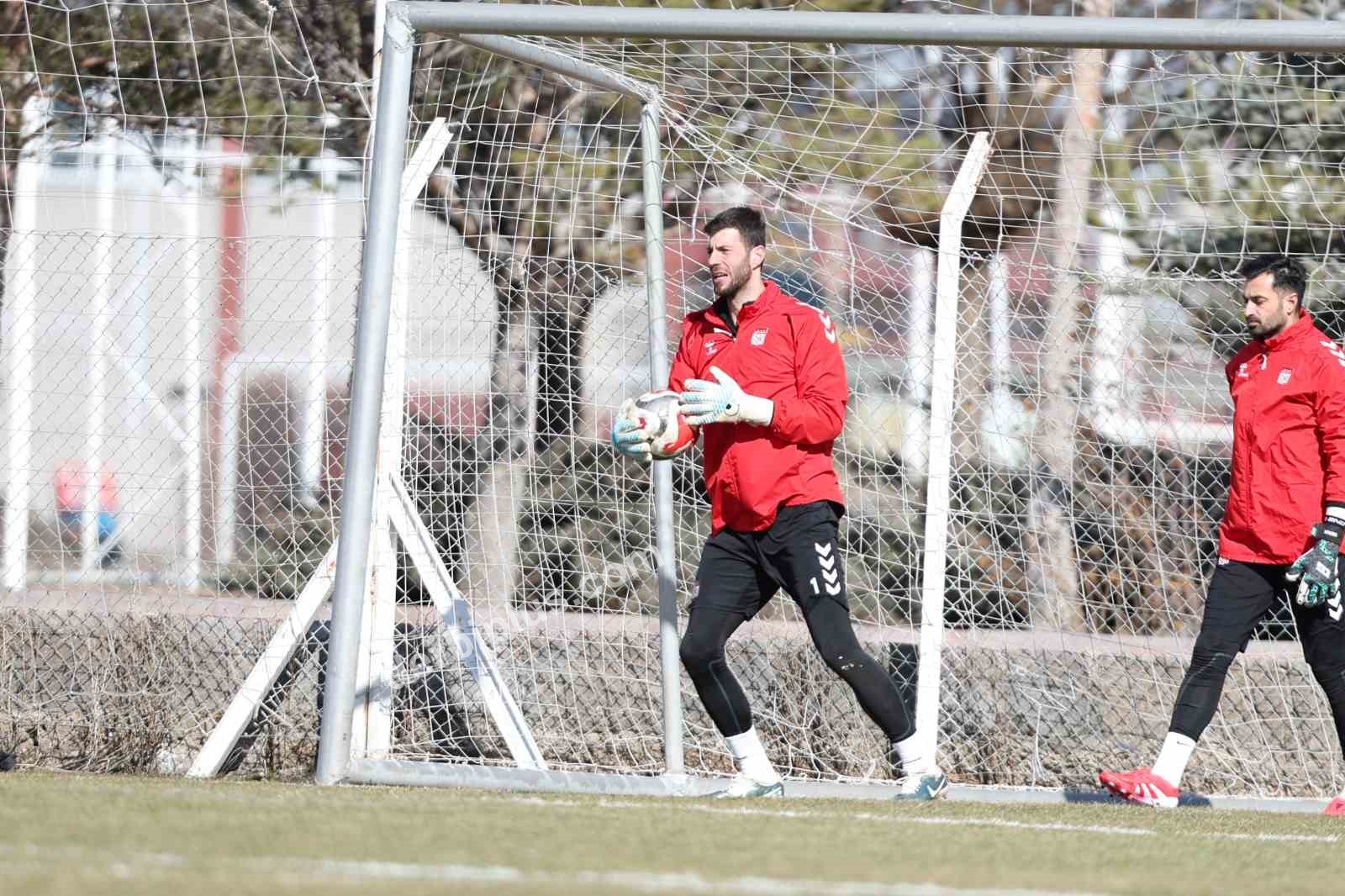 TRENDYOL 1. LİG'İN 25. HAFTASINDA VANSPOR FK'YI KONUK EDECEK OLAN ÖZBELSAN SİVASSPOR, BU KARŞILAŞMANIN HAZIRLIKLARINI YAPTIĞI ANTRENMANLA SÜRDÜRDÜ.