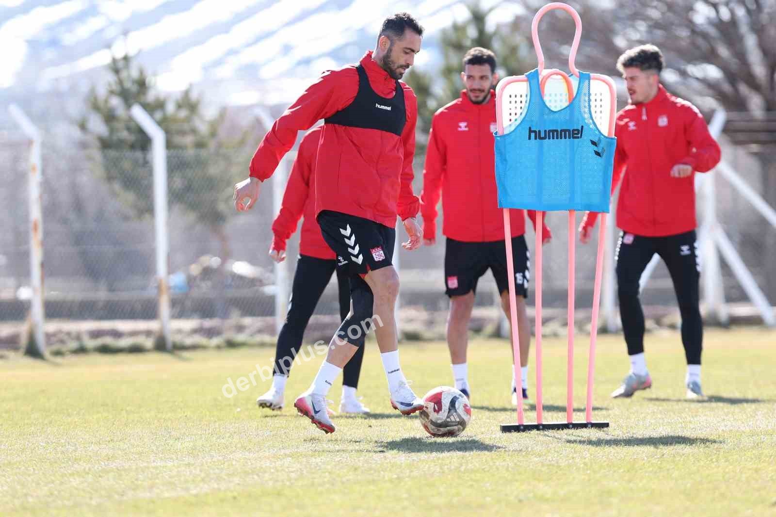 TRENDYOL 1. LİG'İN 25. HAFTASINDA VANSPOR FK'YI KONUK EDECEK OLAN ÖZBELSAN SİVASSPOR, BU KARŞILAŞMANIN HAZIRLIKLARINI YAPTIĞI ANTRENMANLA SÜRDÜRDÜ.