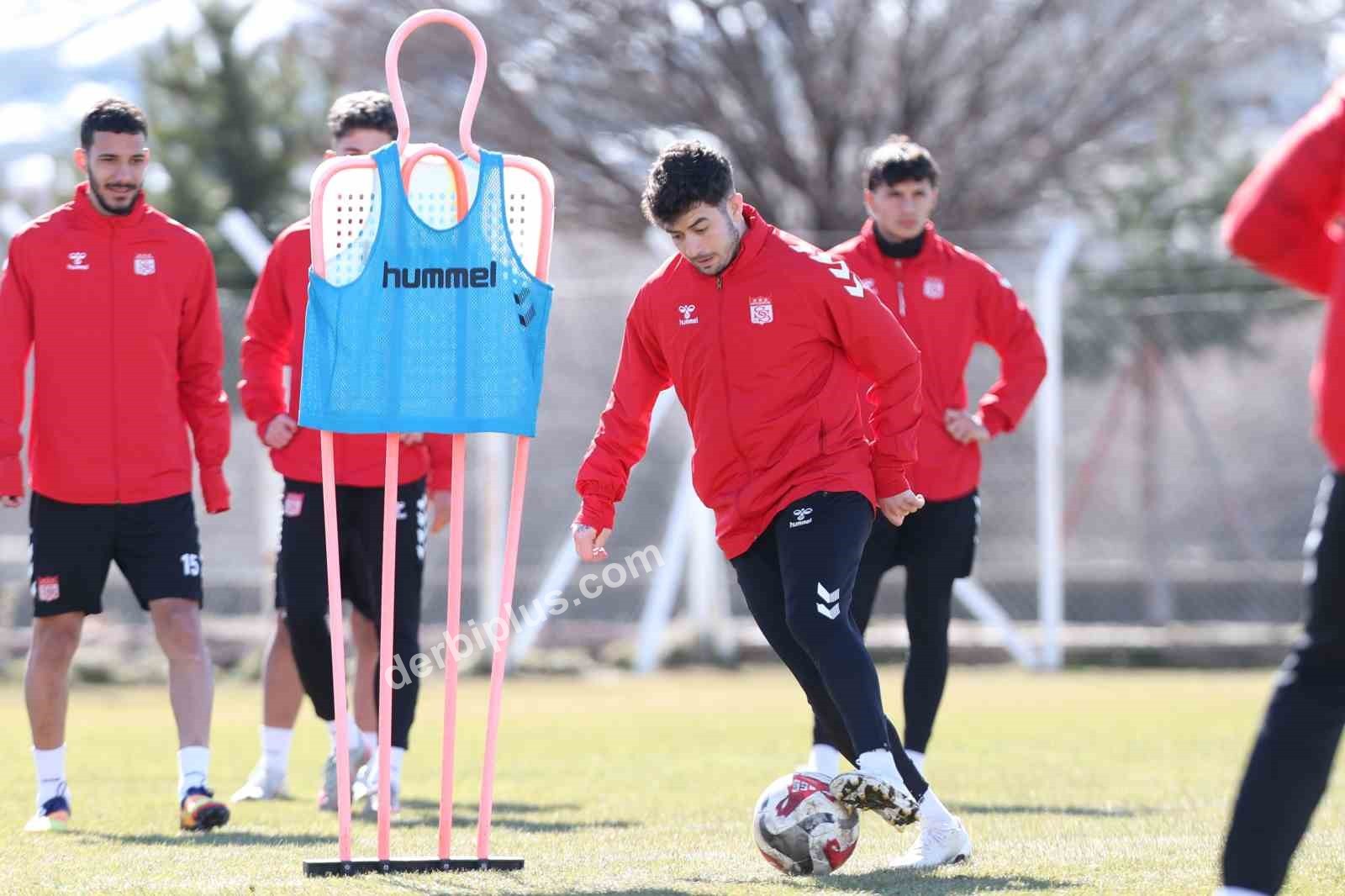 TRENDYOL 1. LİG'İN 25. HAFTASINDA VANSPOR FK'YI KONUK EDECEK OLAN ÖZBELSAN SİVASSPOR, BU KARŞILAŞMANIN HAZIRLIKLARINI YAPTIĞI ANTRENMANLA SÜRDÜRDÜ.