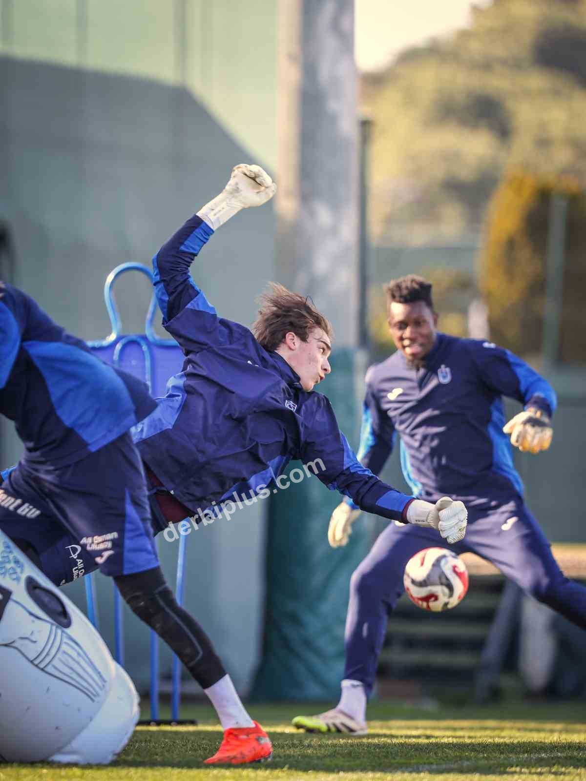 TRABZONSPOR, TRENDYOL SÜPER LİG 22. HAFTASINDA SAHASINDA OYNAYACAĞI FENERBAHÇE MAÇININ HAZIRLIKLARINI BUGÜN YAPTIĞI ANTRENMANLA SÜRDÜRDÜ.