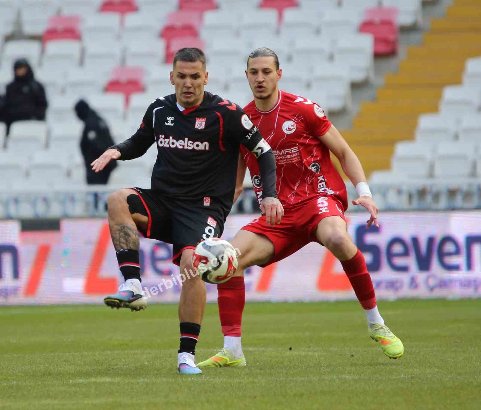 TRENDYOL 1. LİG'İN 29. HAFTASINDA ÖZBELSAN SİVASSPOR, EVİNDE ANKARA KEÇİÖRENGÜCÜ İLE KARŞILAŞTI. MÜSABAKA 1-0 ANKARA KEÇİÖRENGÜCÜ'NÜN ÜSTÜNLÜĞÜ İLE SONA ERDİ.